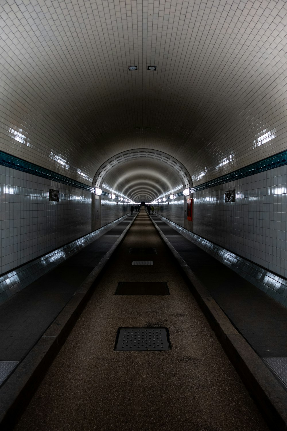 an empty subway station with no people in it