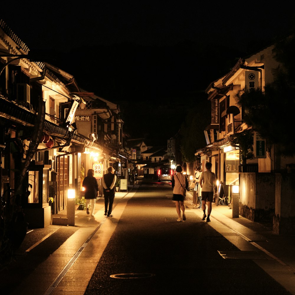 夜の通りを歩く人々のグループ