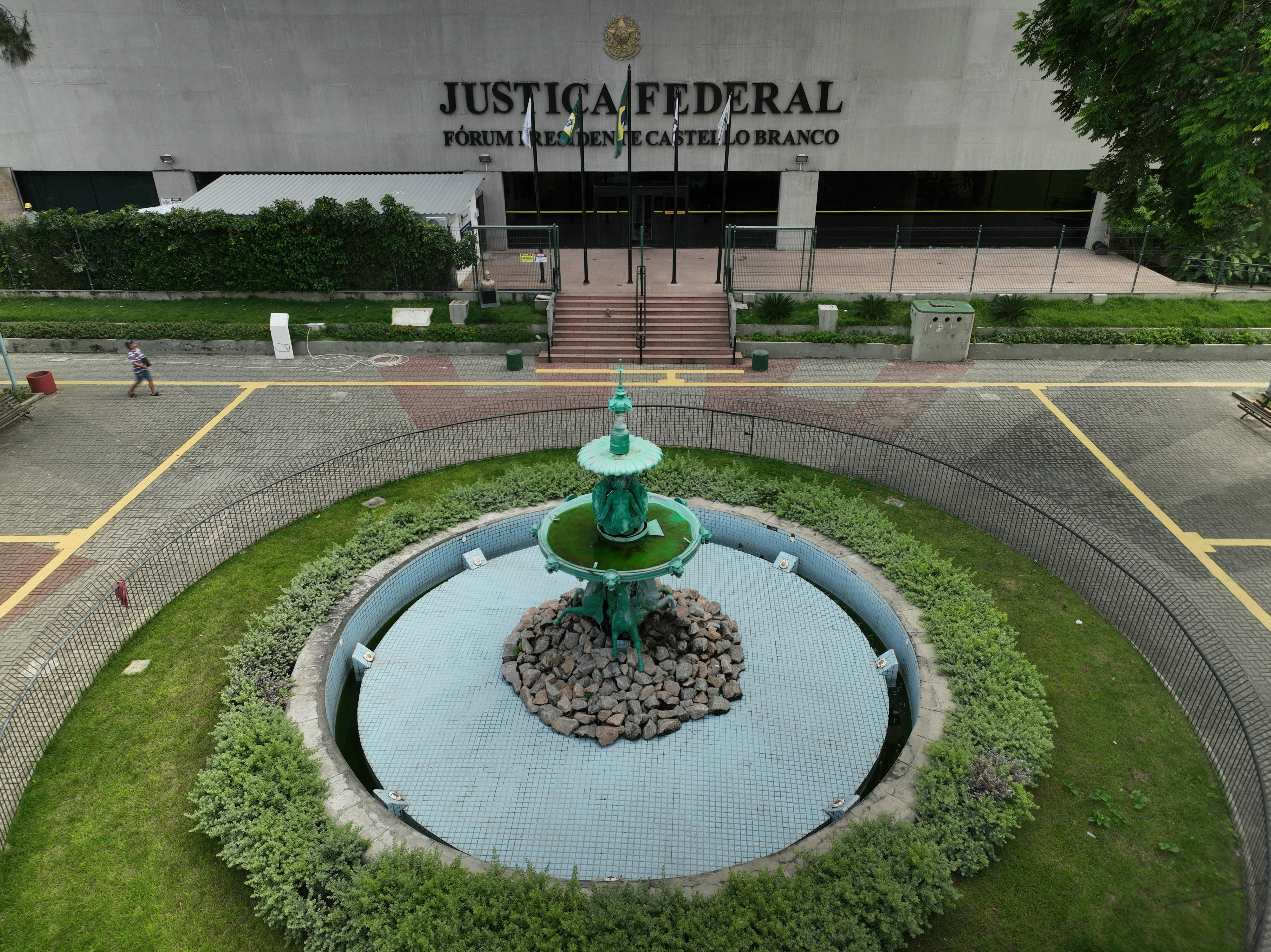 a fountain in the middle of a circular garden
