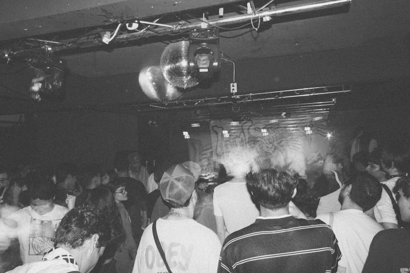 Multitud en blanco y negro