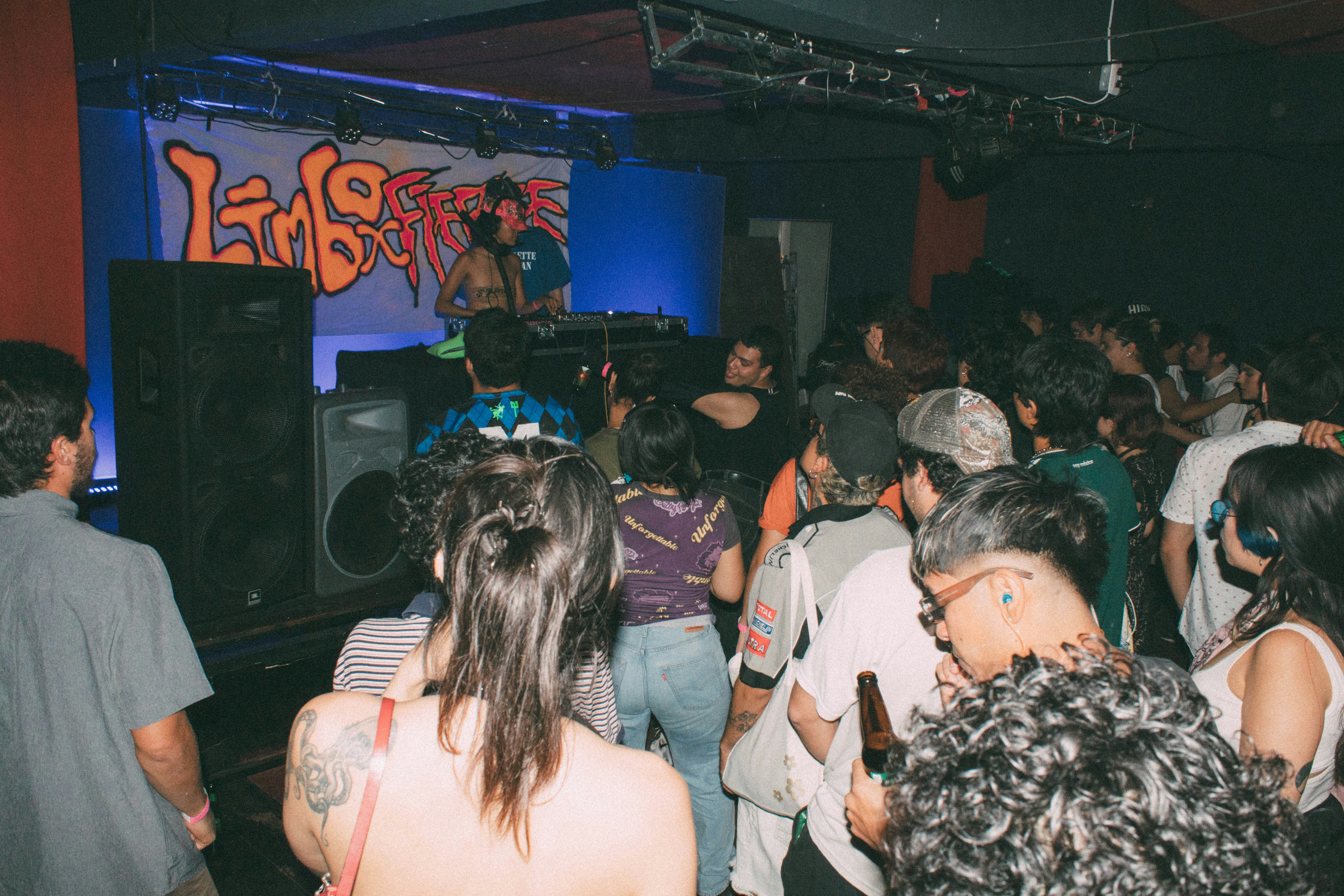 un grupo de personas disfrutando un dj set
