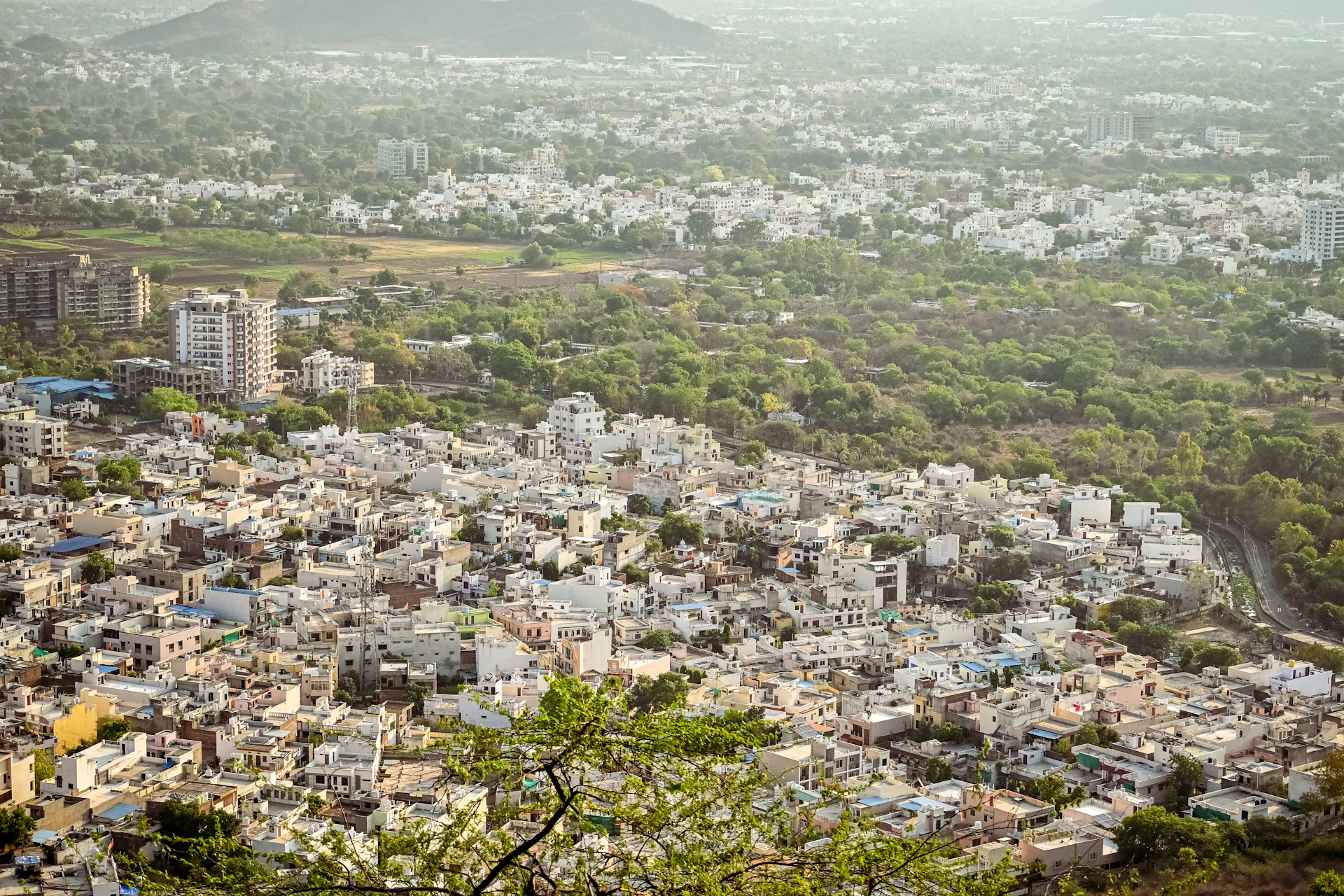 Vista panorámica de Udaipur y sus lagos en Rajasthan, India.