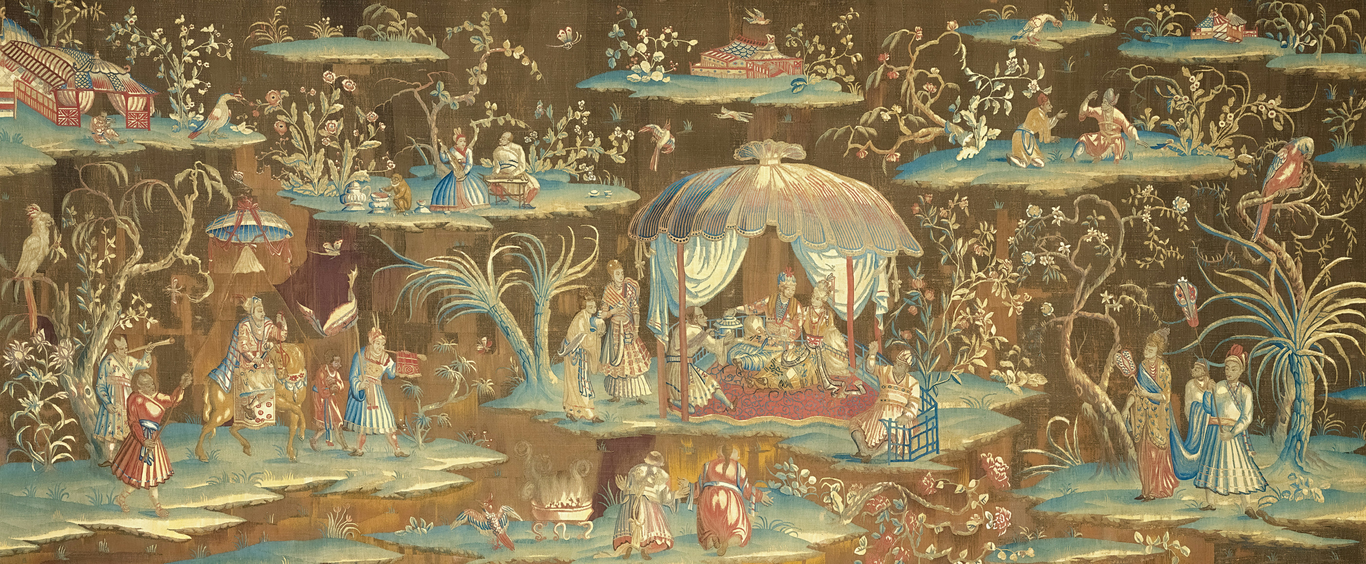 A tapeçaria intrincada retrata uma cena fantástica com figuras e flora.