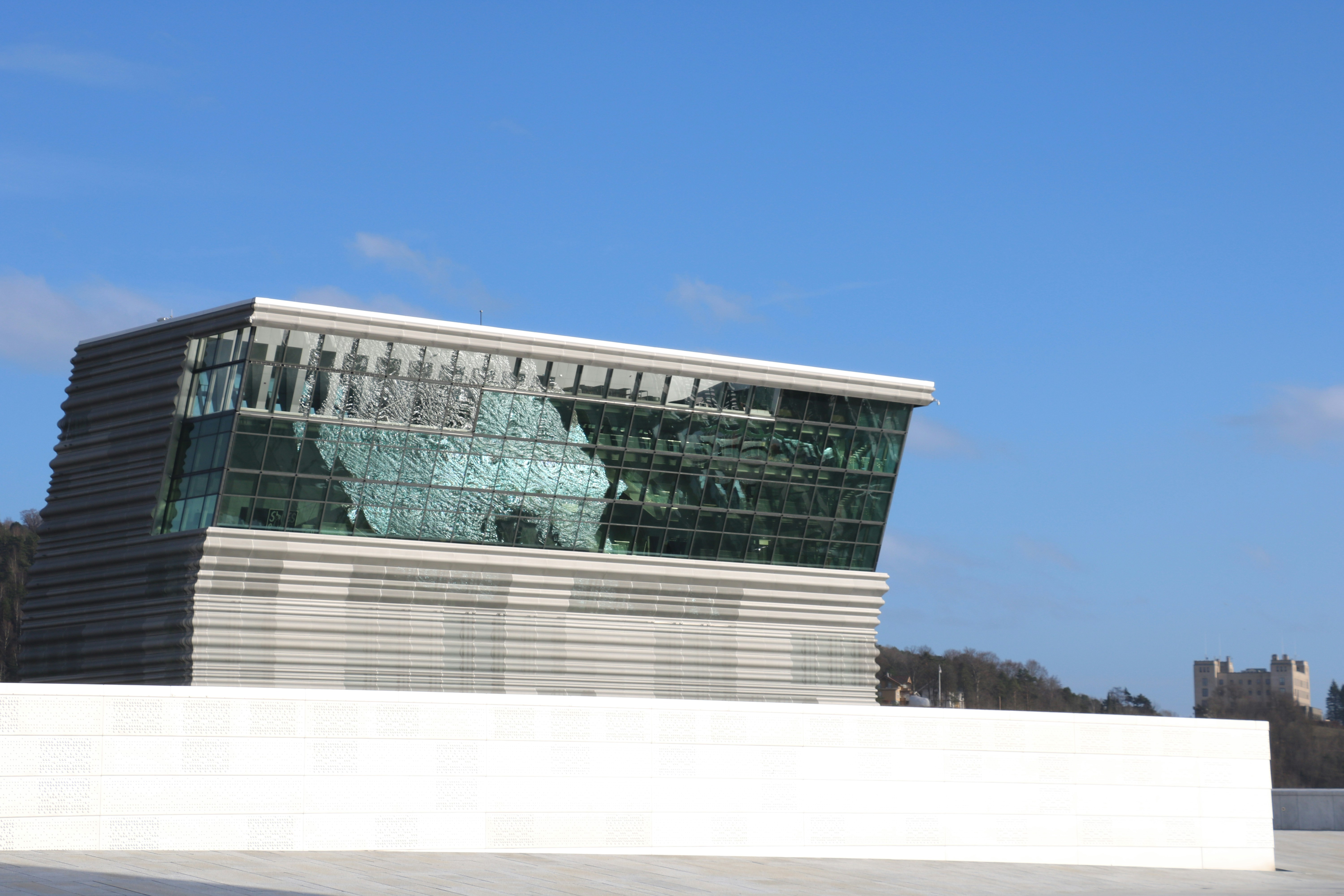 a tall building with a large glass window on top of it, Avril 2024