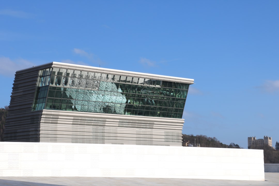 a tall building with a large glass window on top of it, Avril 2024