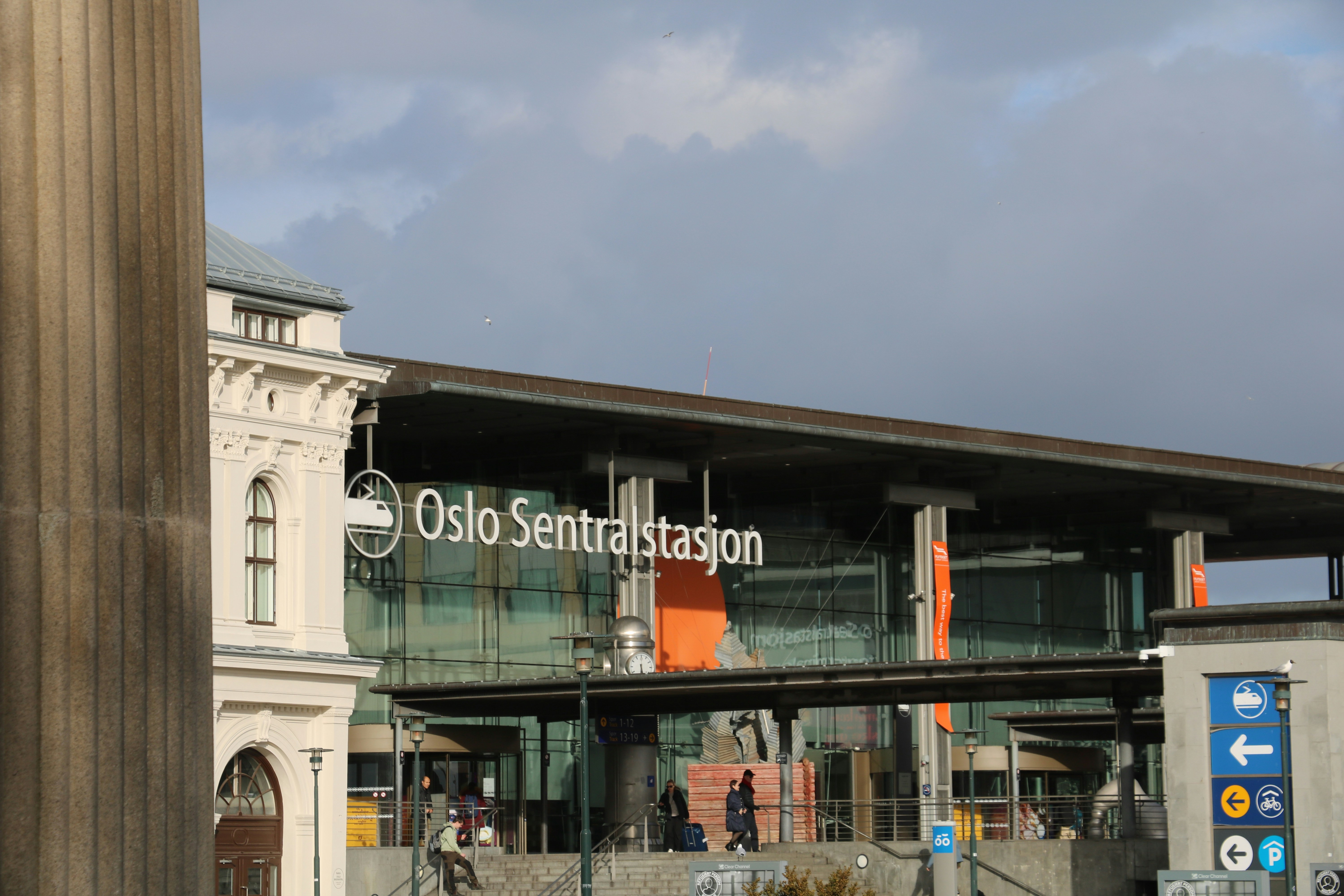 ein großes Gebäude mit einem Schild an der Vorderseite