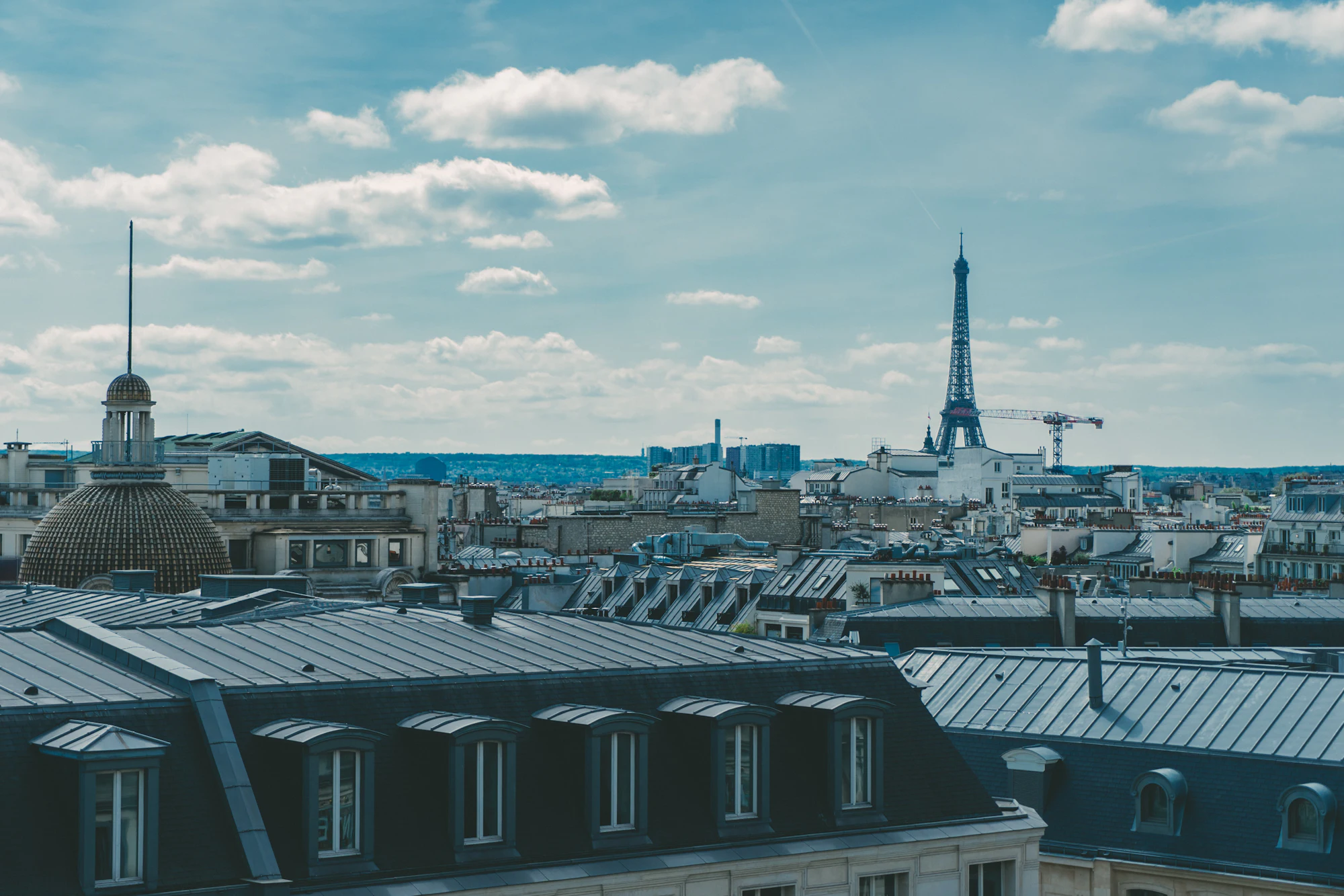 Toits et terrasses de Paris vus d'un immeuble