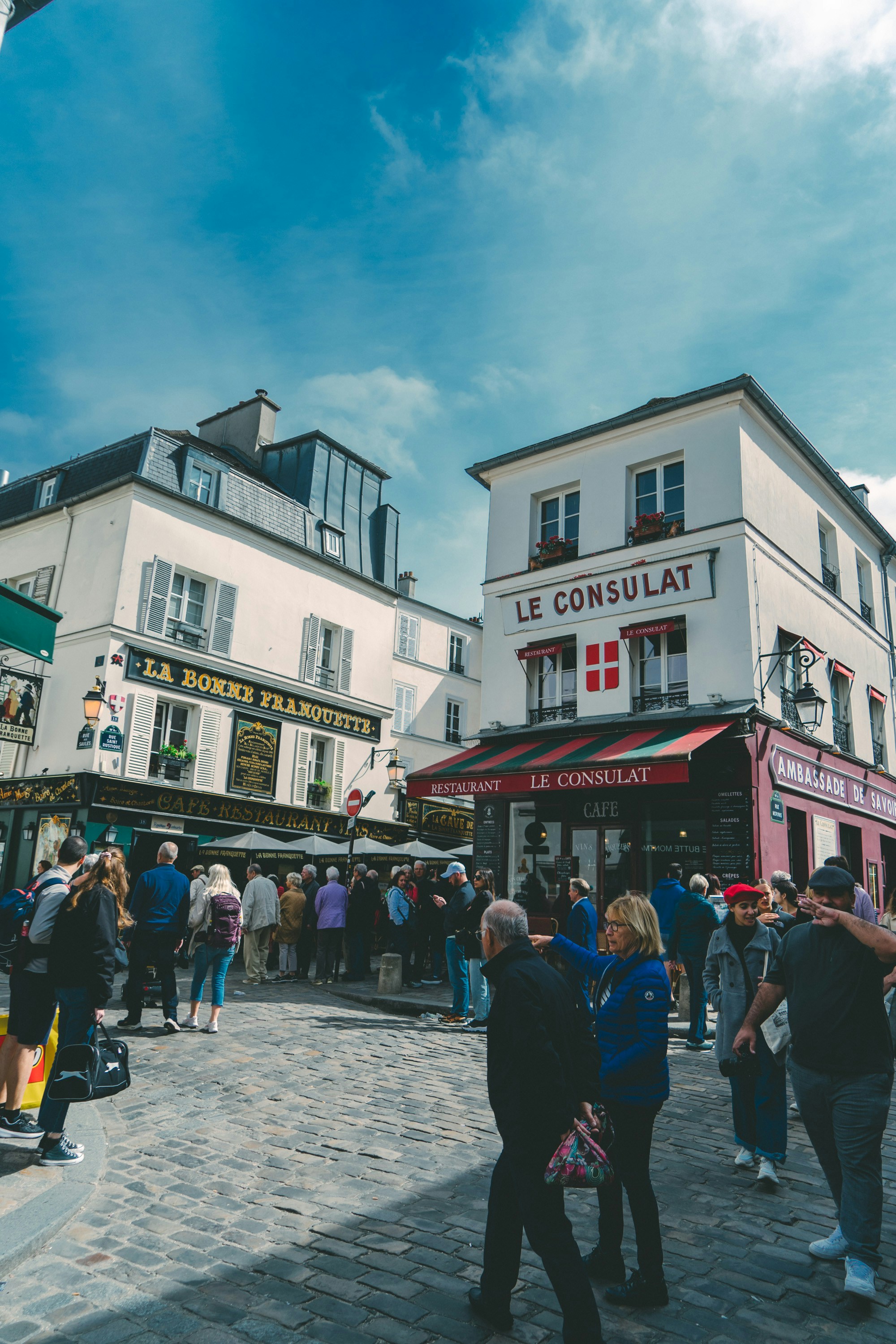 Rue de Montmartre à Paris, terrasses de cafés et passants