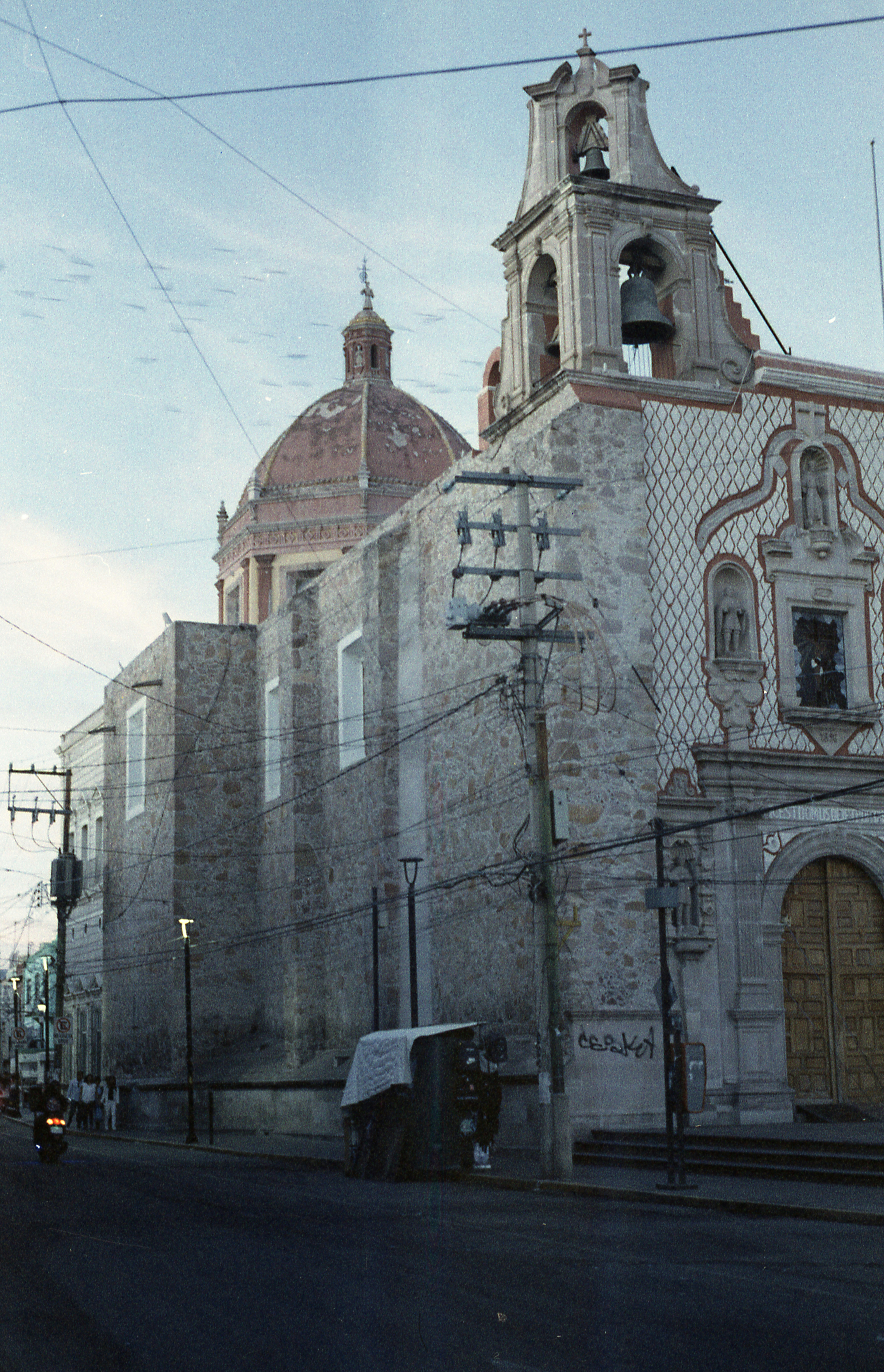 um grande edifício com uma torre do relógio ao lado dele