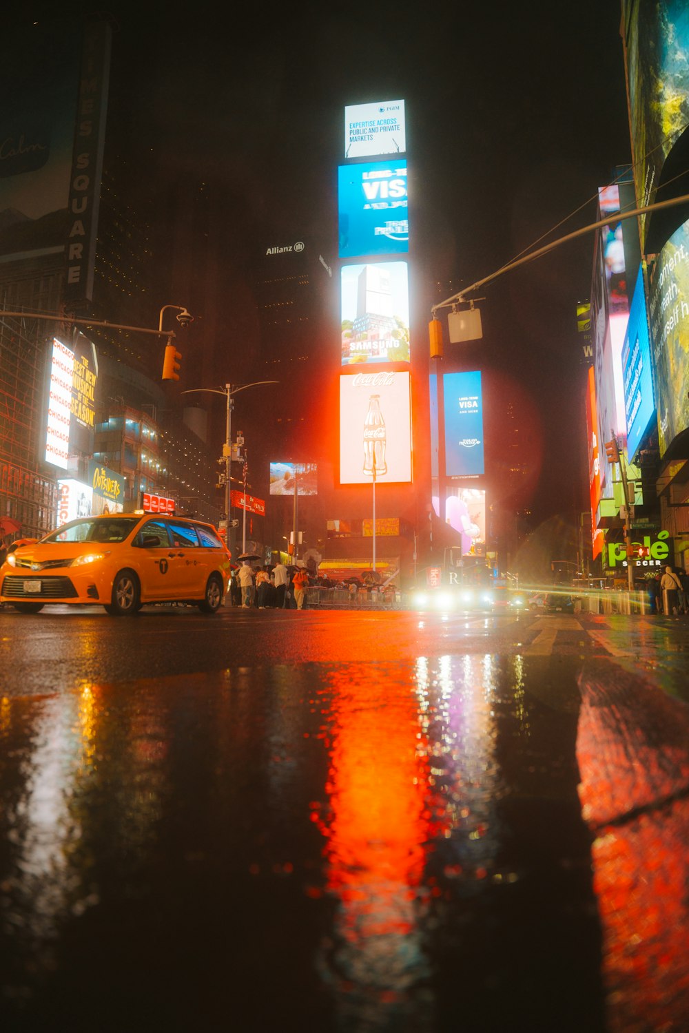 a city street filled with lots of traffic at night