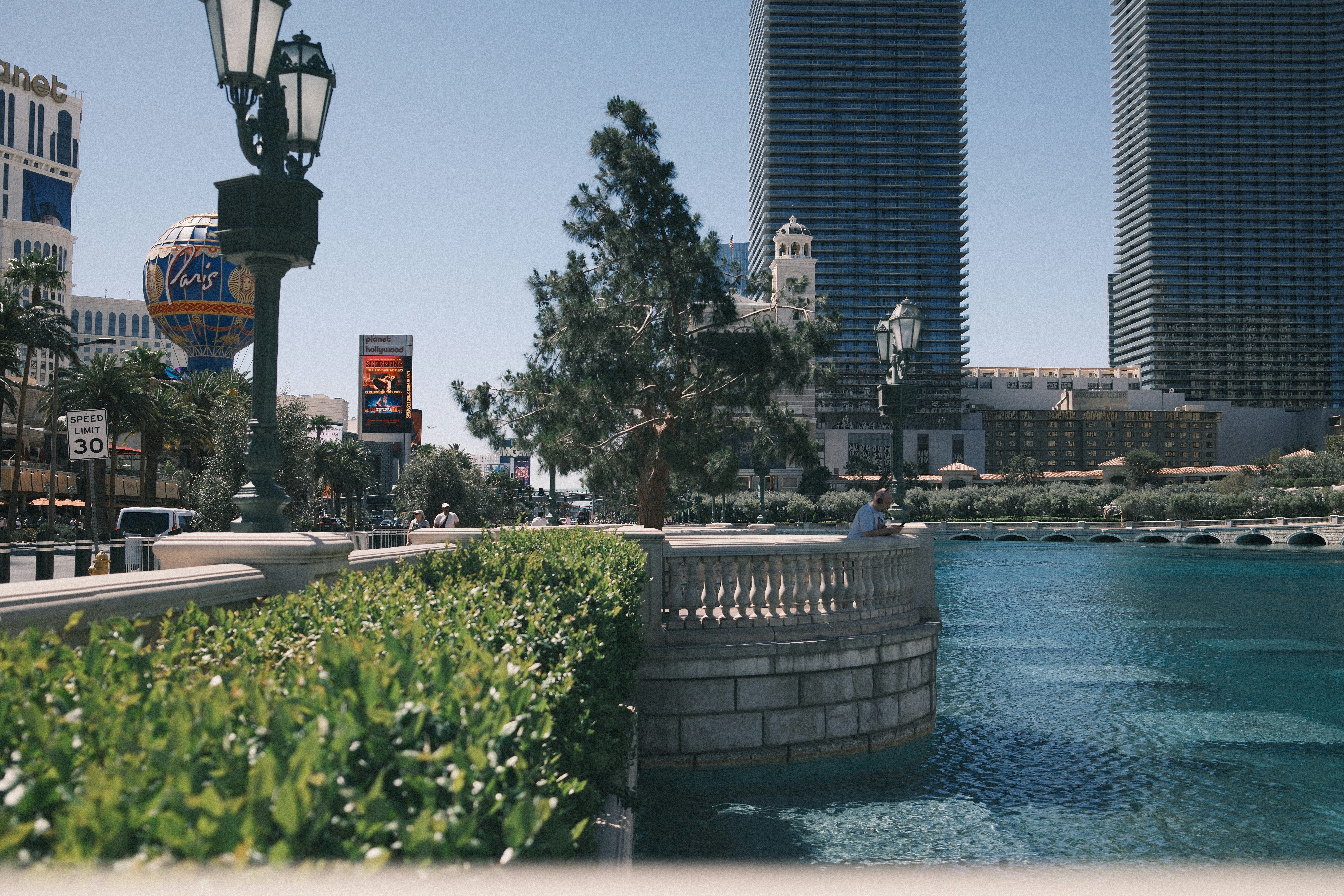 고층 건물 옆의 도시를 가로지르는 강