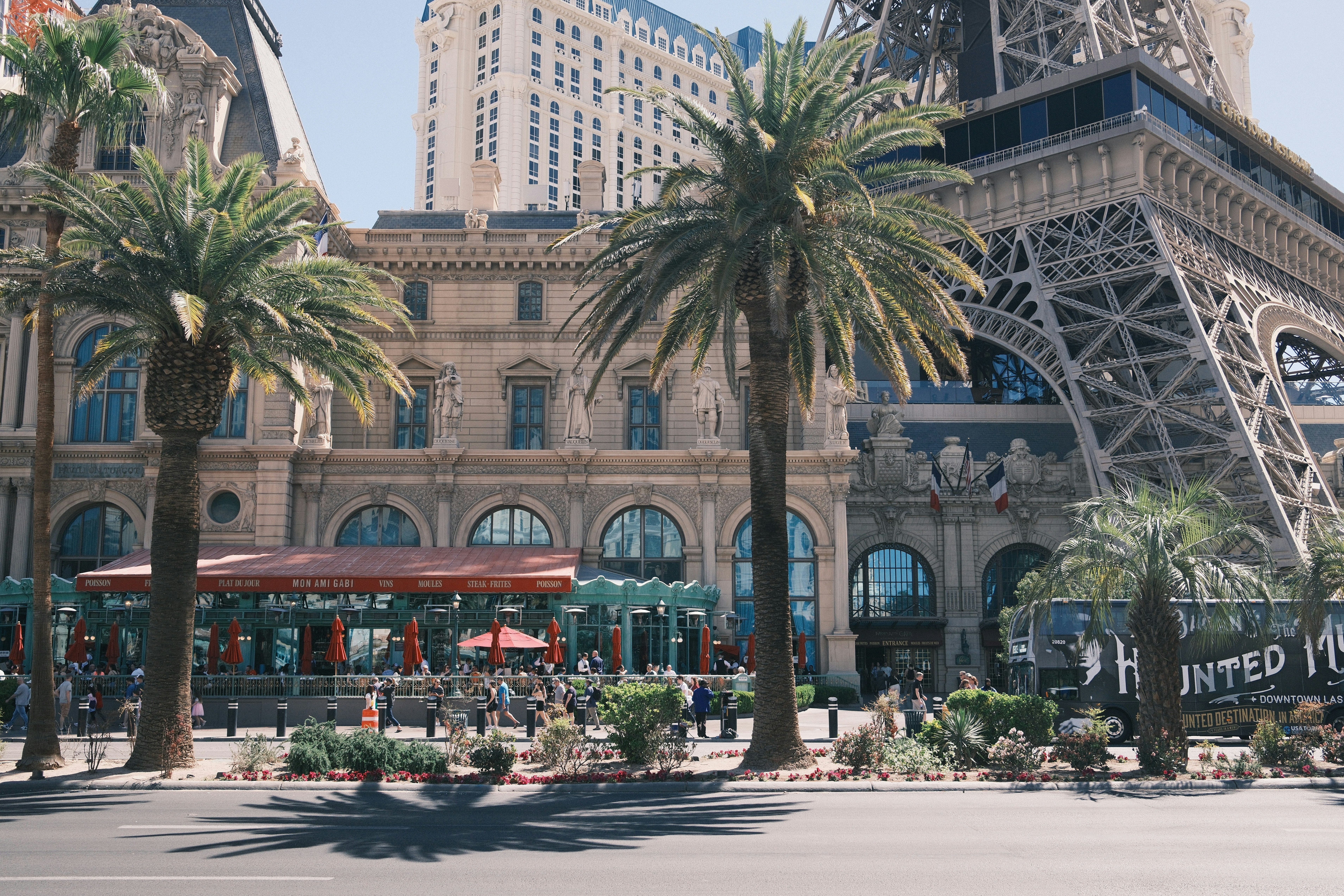 파리 시내에 우뚝 솟은 에펠탑