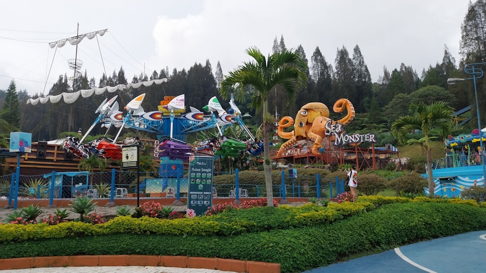 Un parque de atracciones con muchas atracciones y atracciones
