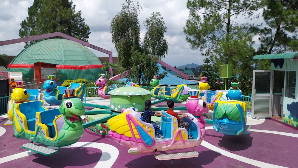 Un paseo en un parque temático con una temática colorida