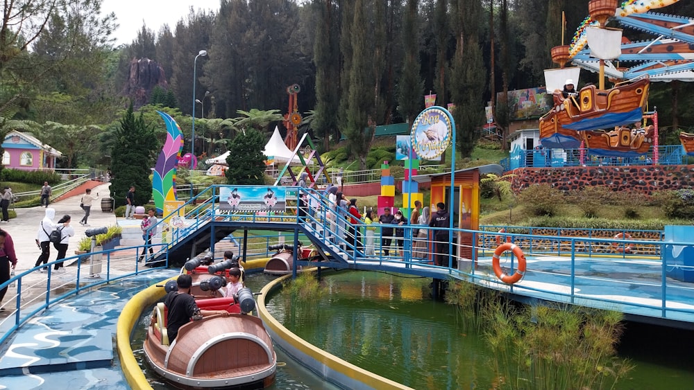 Un pequeño paseo en barco por un parque acuático