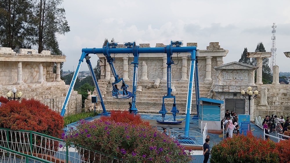 Un parque de atracciones con un columpio azul