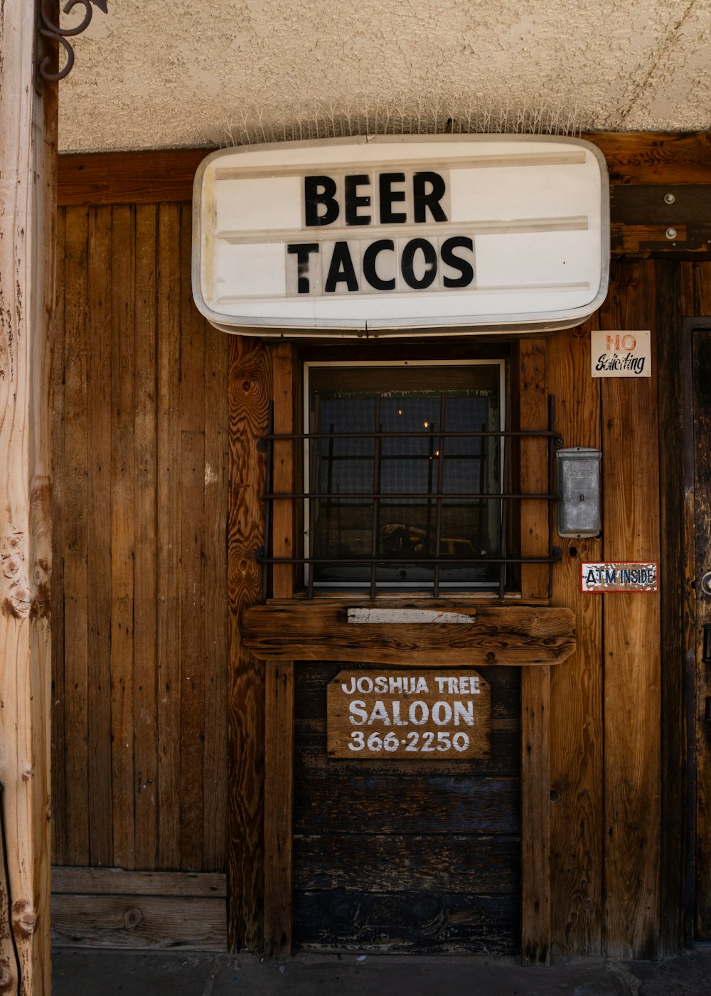 ein Holzgebäude mit einem Schild mit der Aufschrift Bier-Tacos