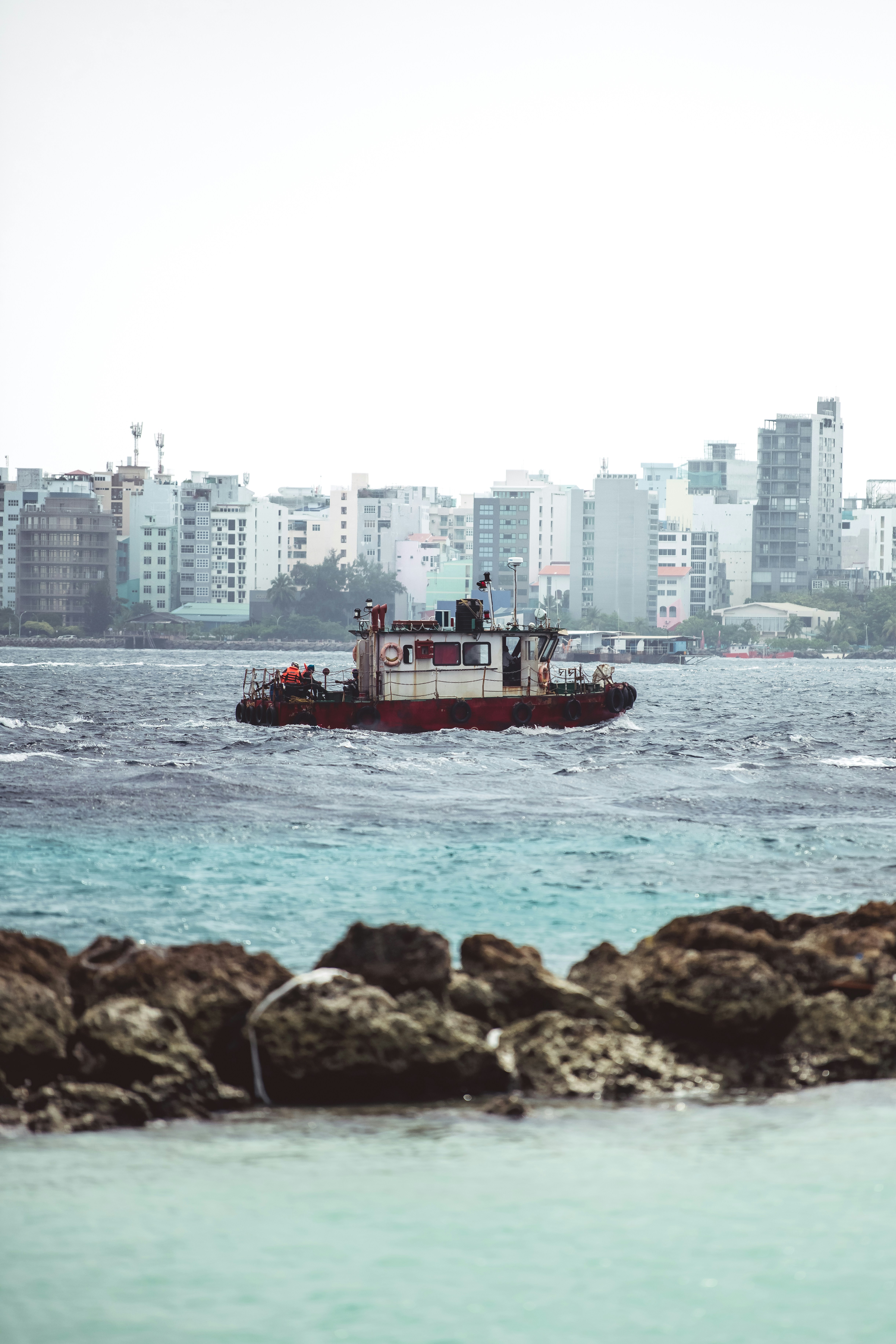 ein kleines Boot mitten in einem Gewässer