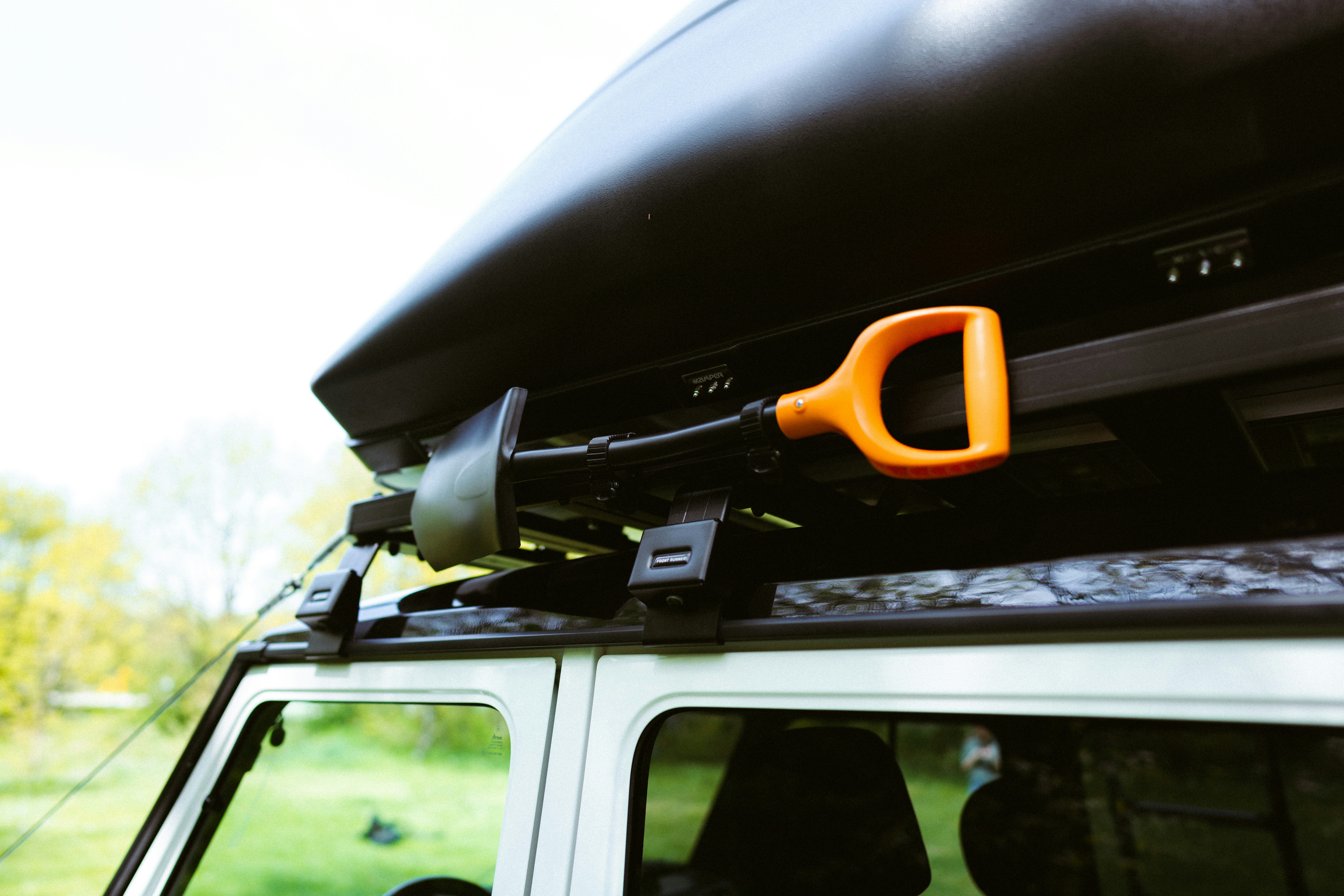 um carro com uma prancha de surf em cima dele