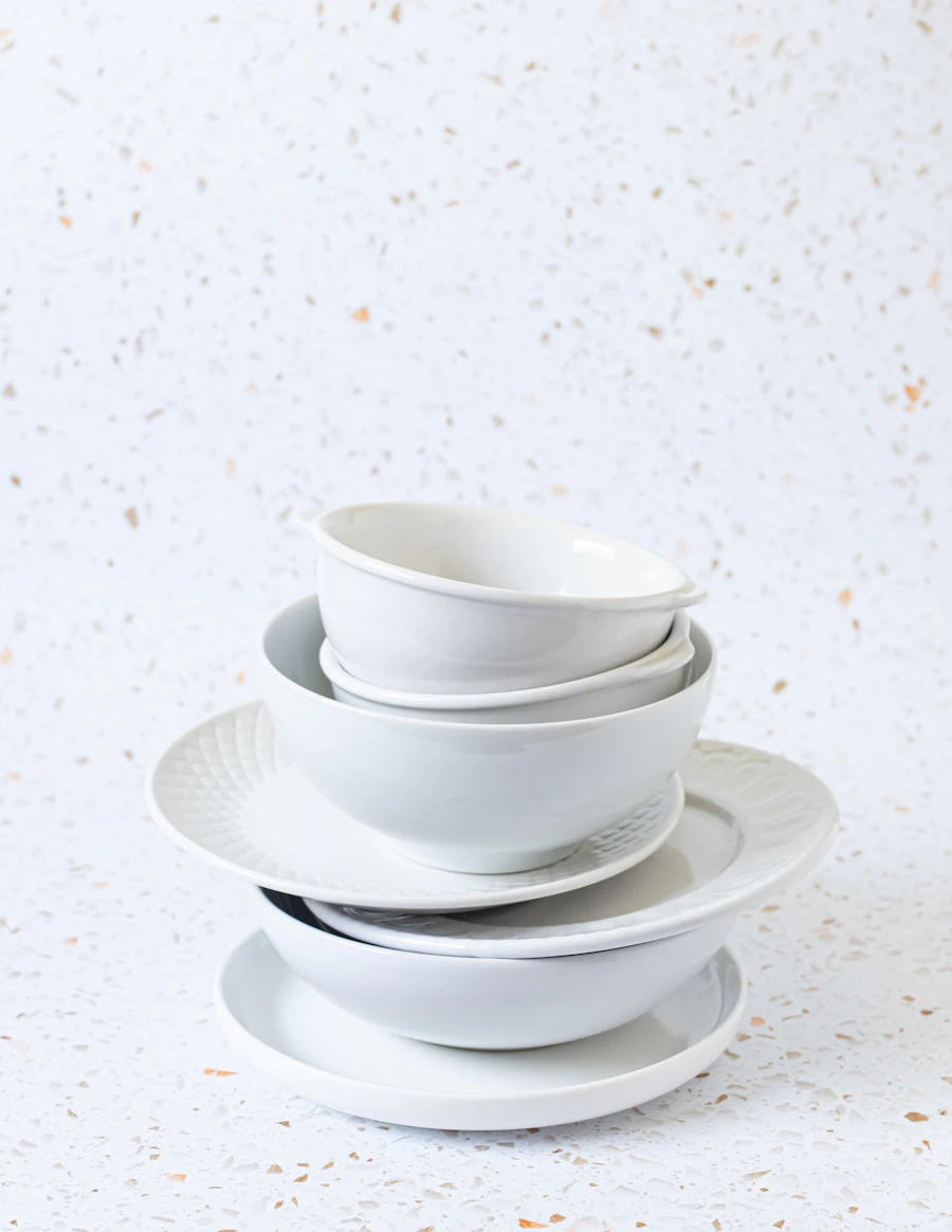 Pila de platos de porcelana blanca