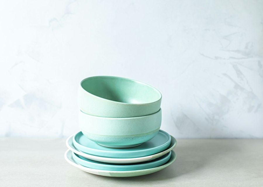 Des bols et des assiettes vert d’eau empilés