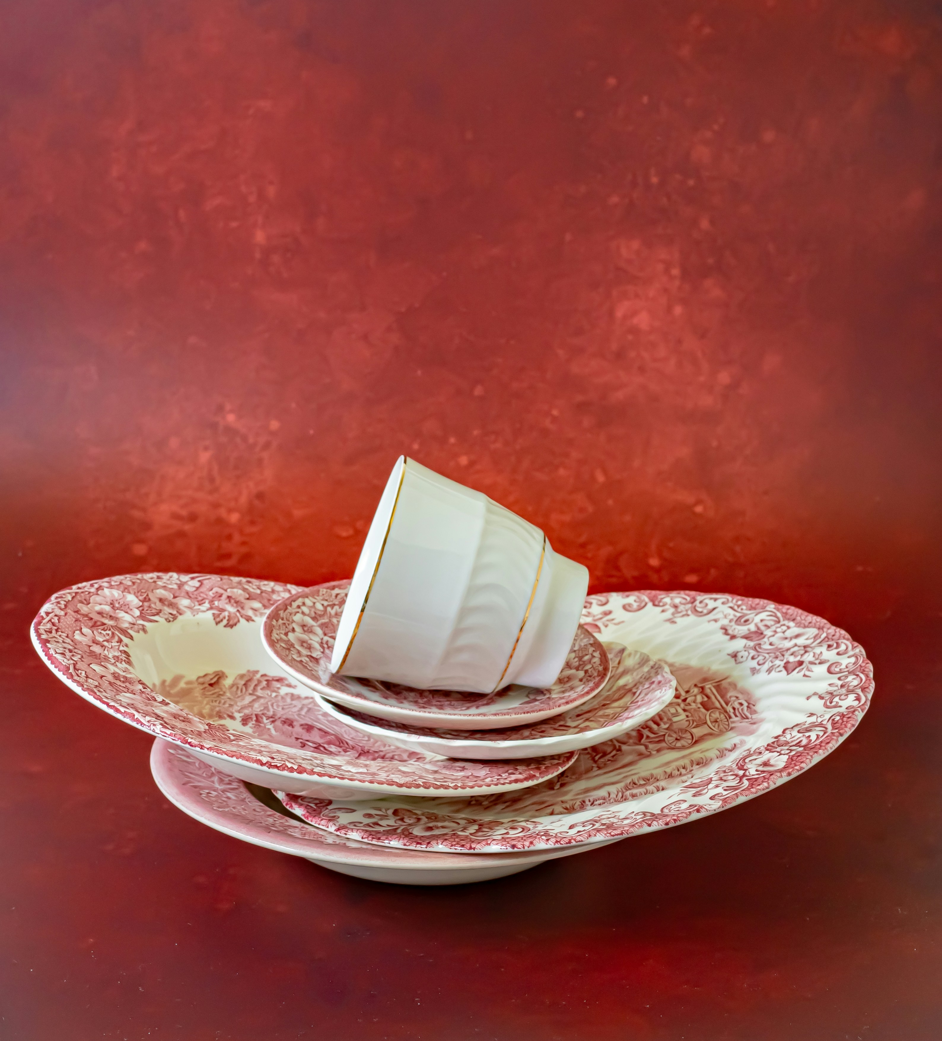 ein Stapel Teller auf einem roten Tisch