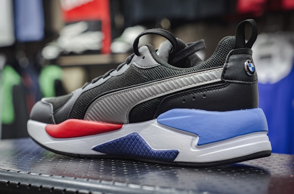 Dunkler Sneaker mit strukturiertem Material