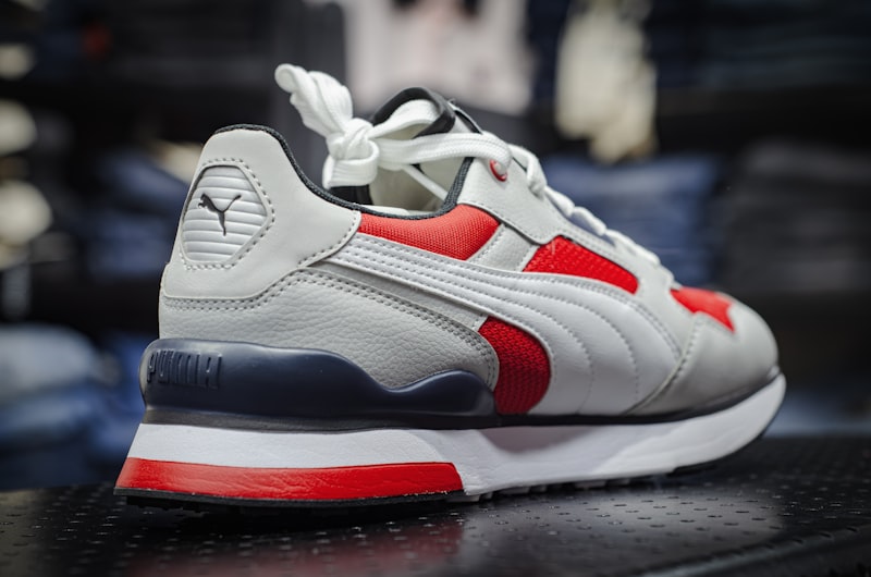 Nahaufnahme eines Sneaker-Paares mit feinen Strukturen
