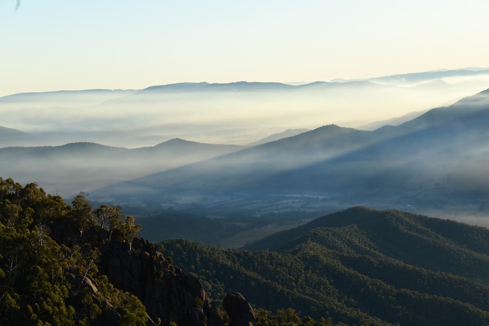 Una vista de una cadena montañosa cubierta de niebla
