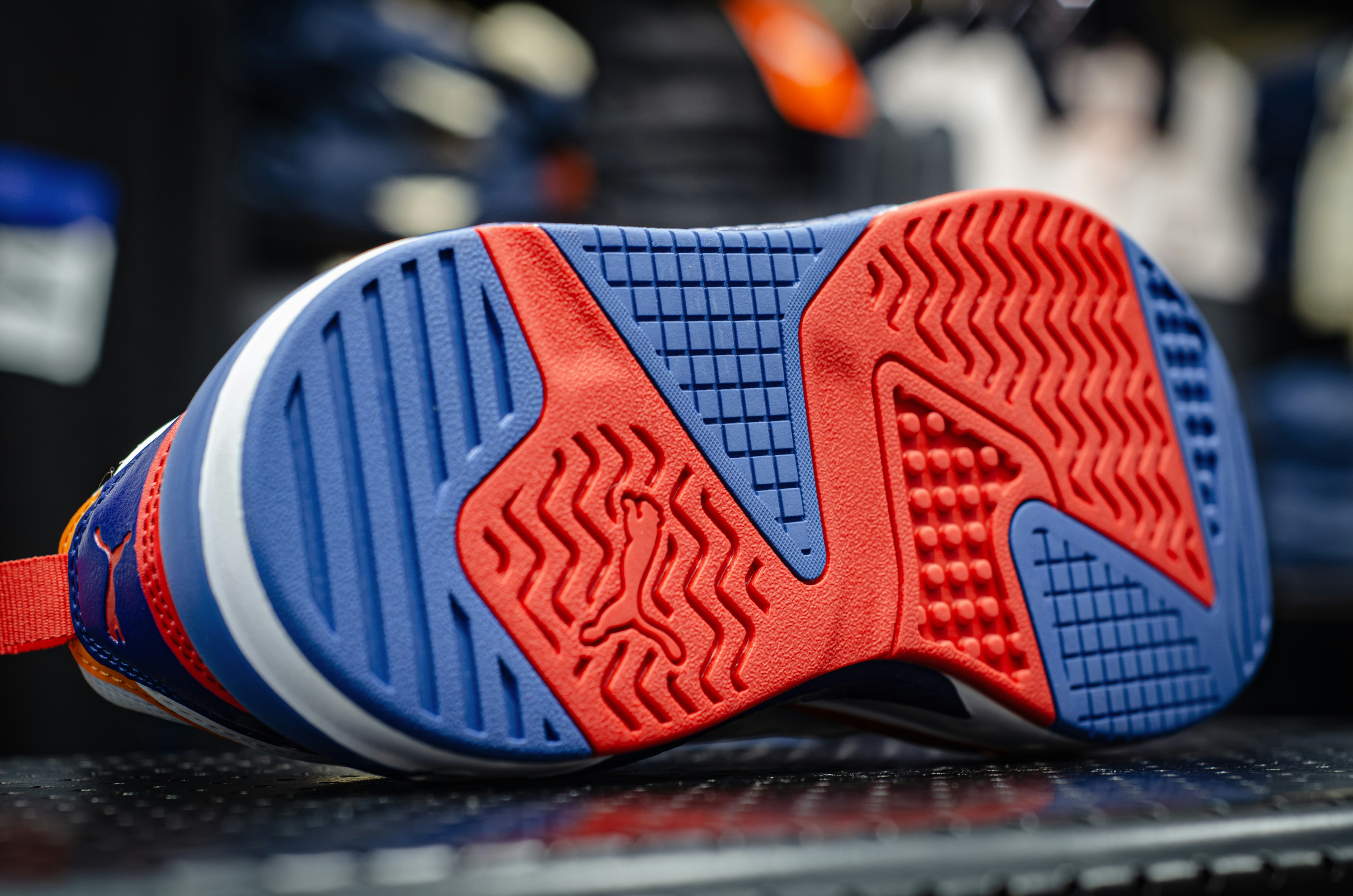 un gros plan d’une chaussure bleue et rouge