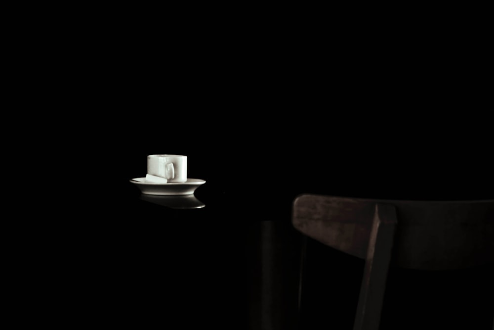 une tasse et une soucoupe blanches posées sur une table