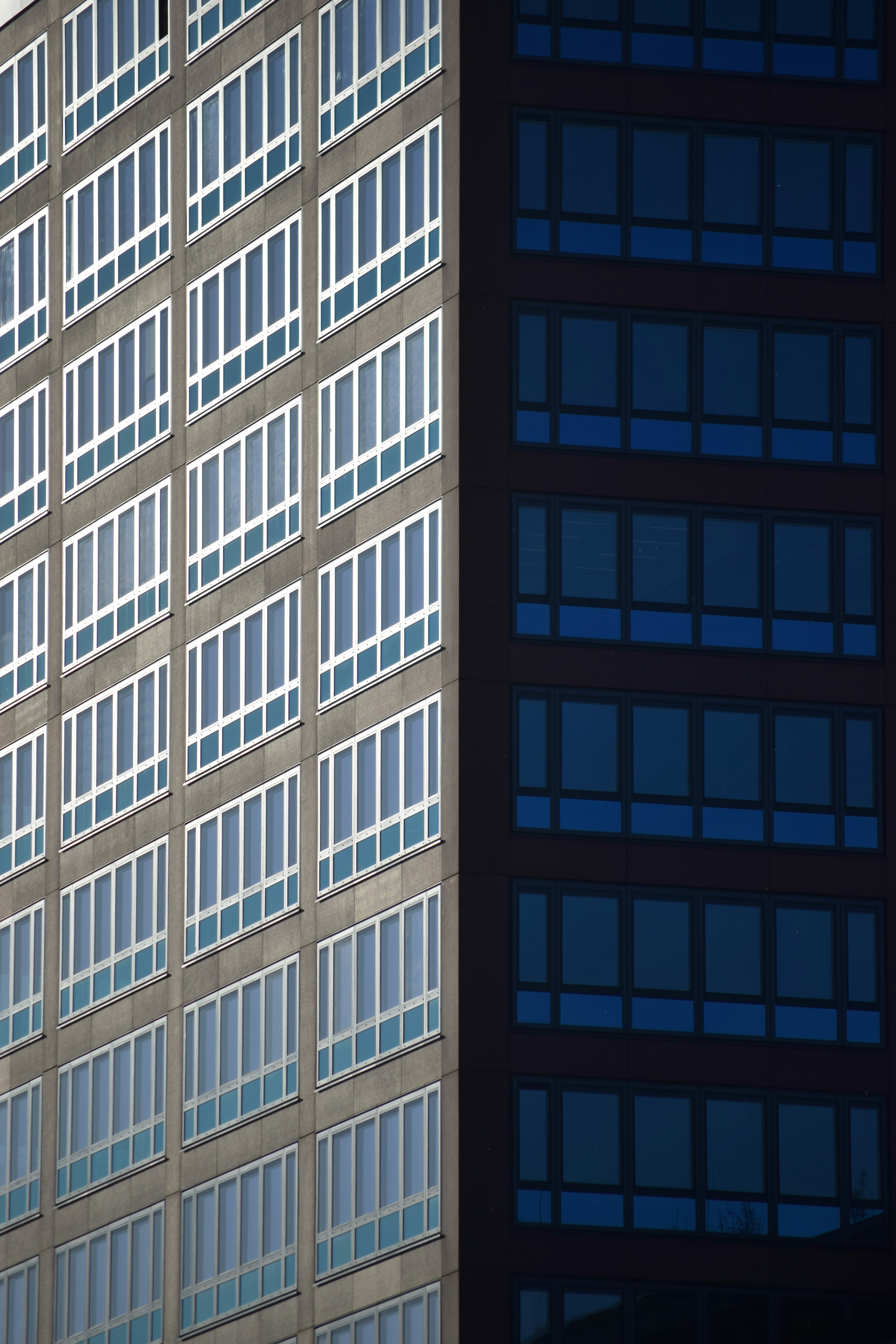 a tall building with lots of windows next to a traffic light