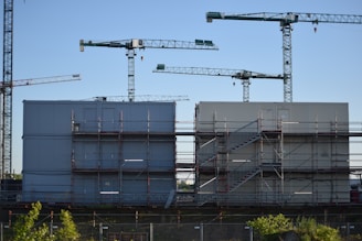 a bunch of cranes that are next to a building