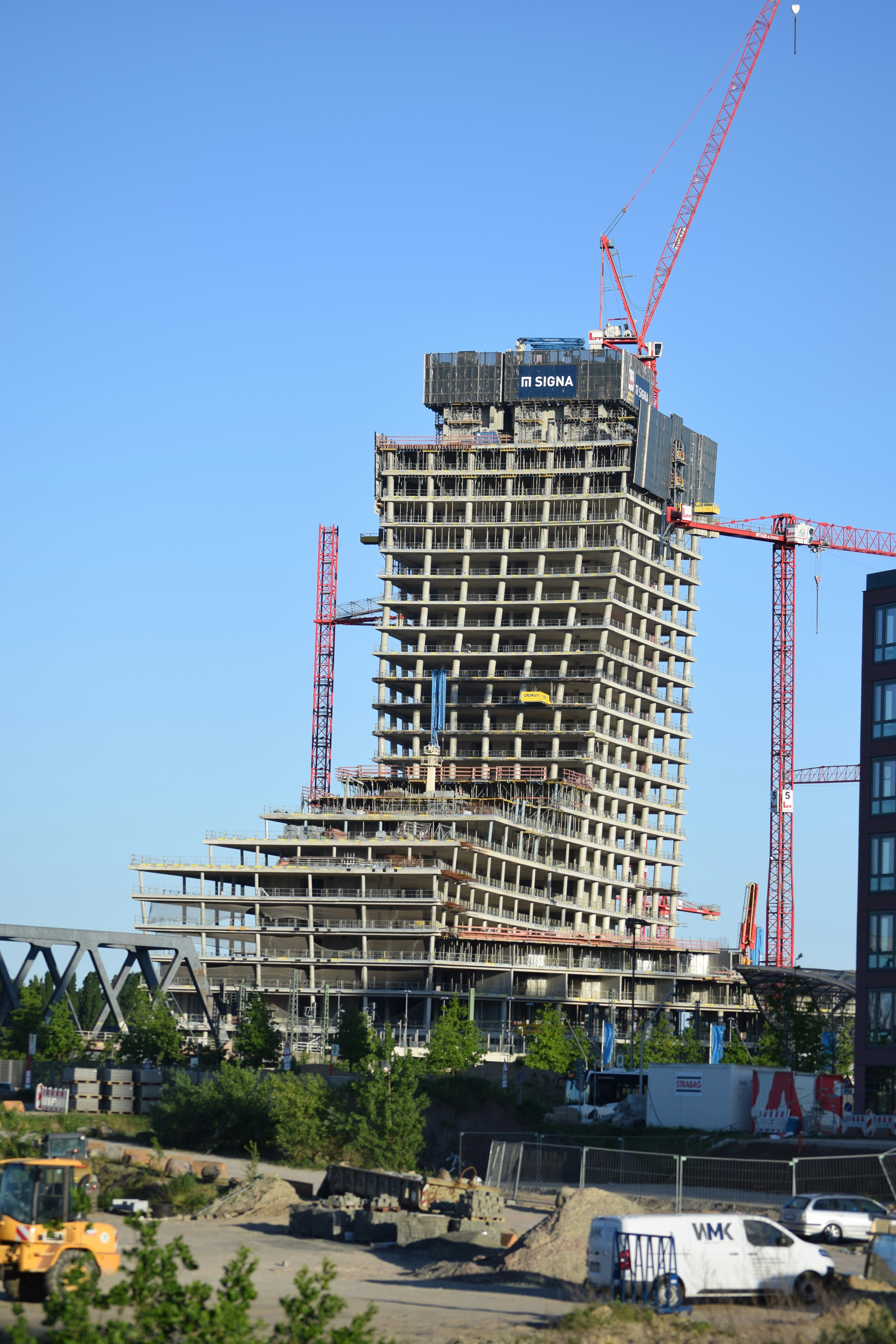 Ein im Bau befindliches Gebäude mit einem Kran im Hintergrund