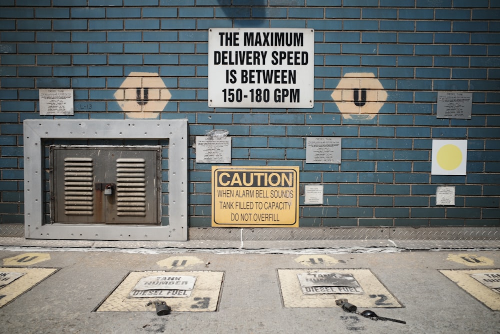 a sign on the side of a building stating the maximum delivery speed is between 150