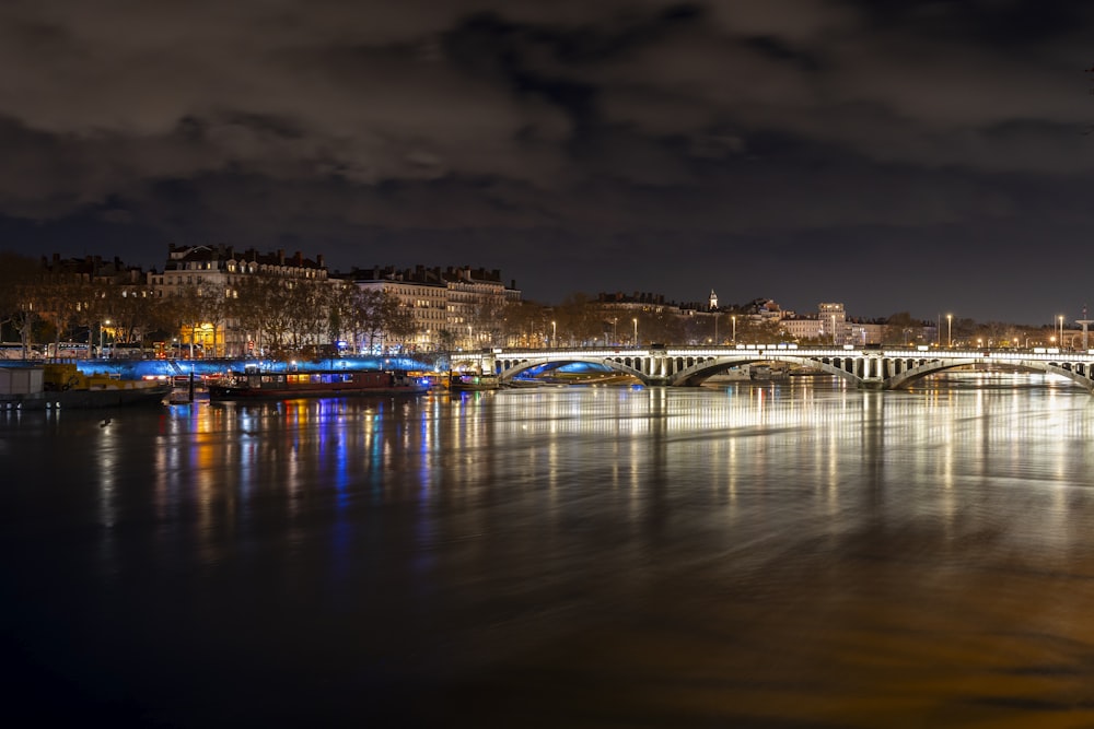 Eine Nachtszene einer Brücke über einen Fluss