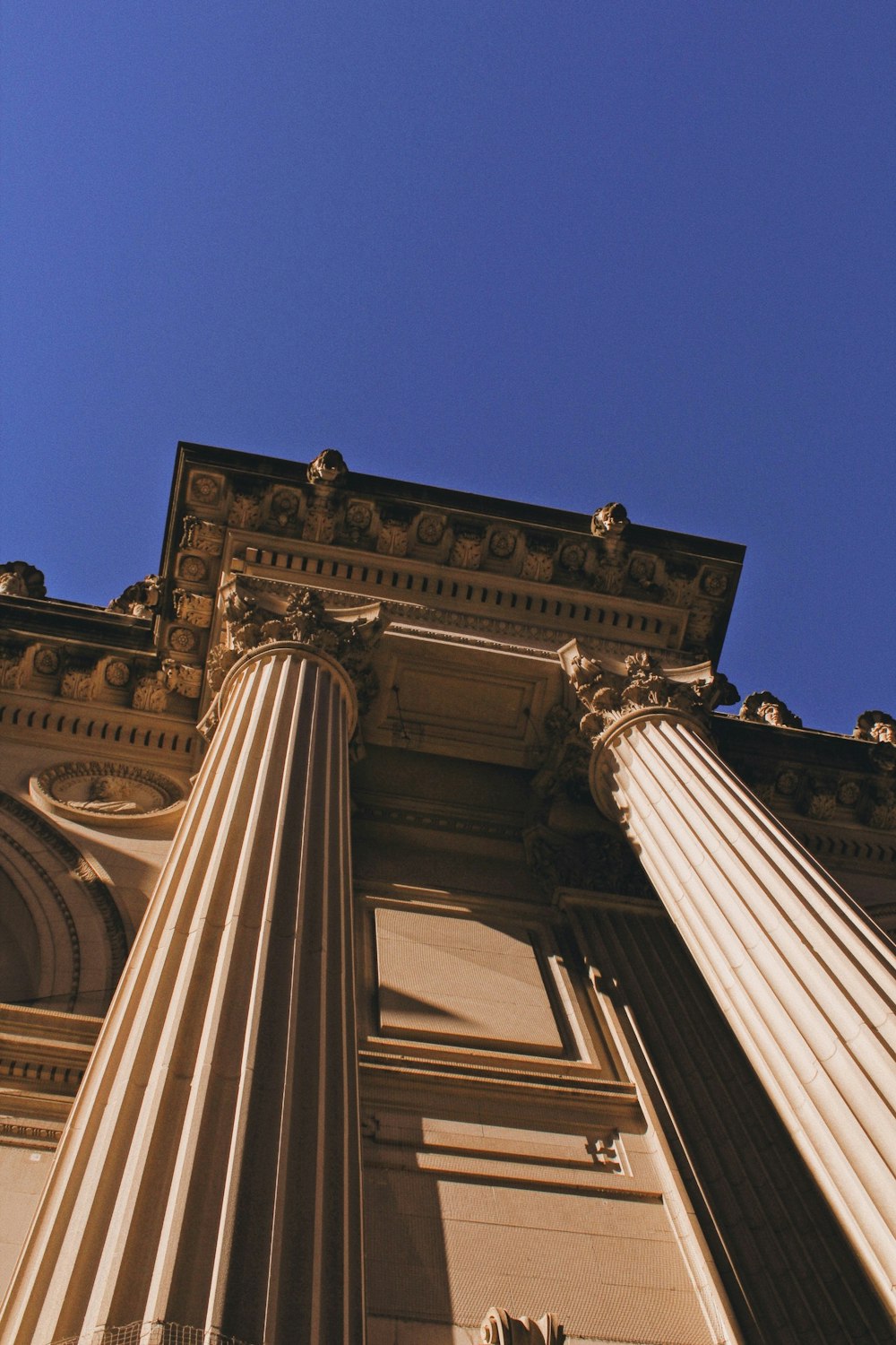 um close up de um edifício alto com colunas