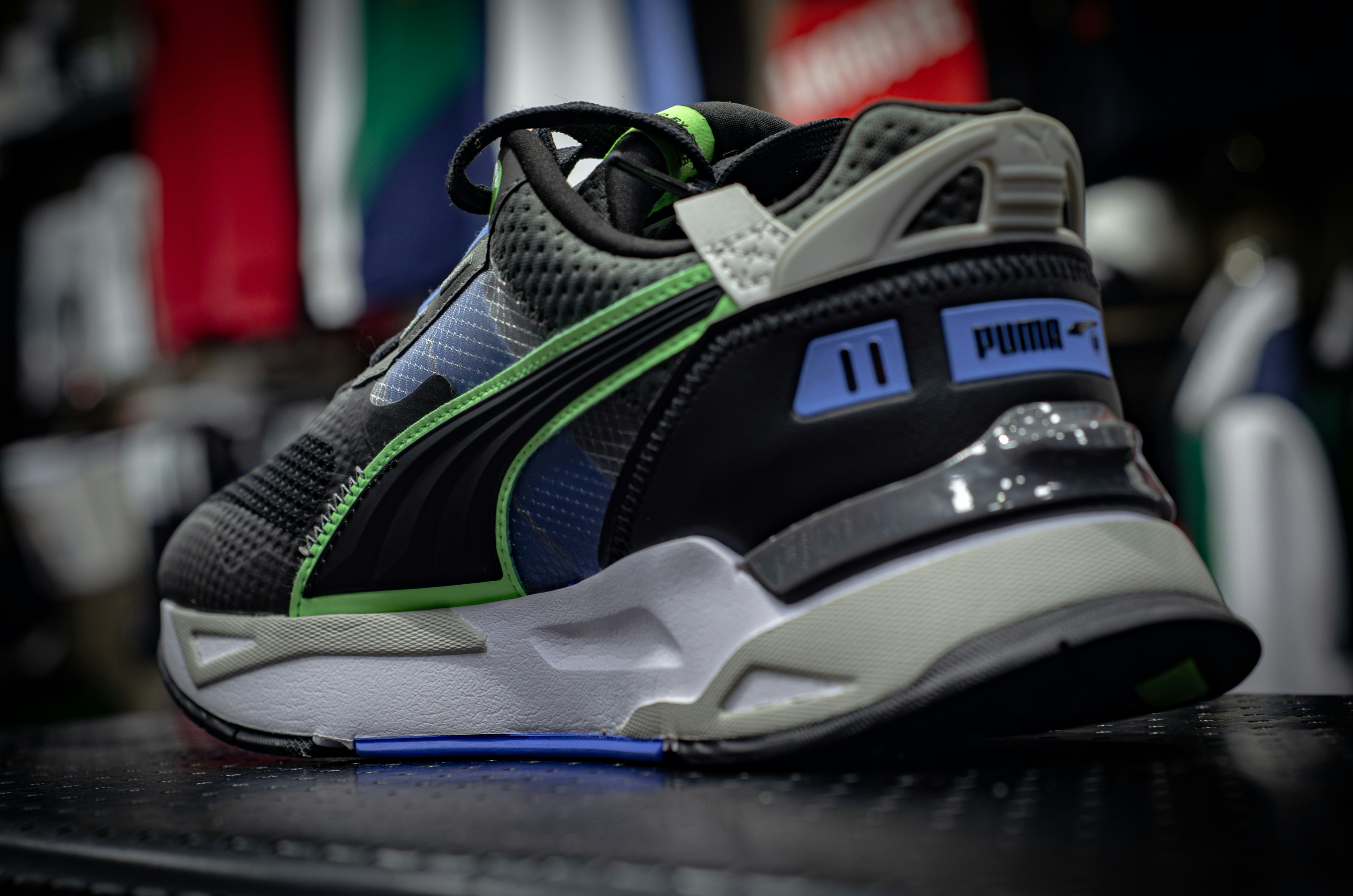 un gros plan d’une chaussure sur une table