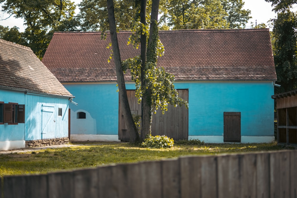 앞에 나무가 있는 파란 집