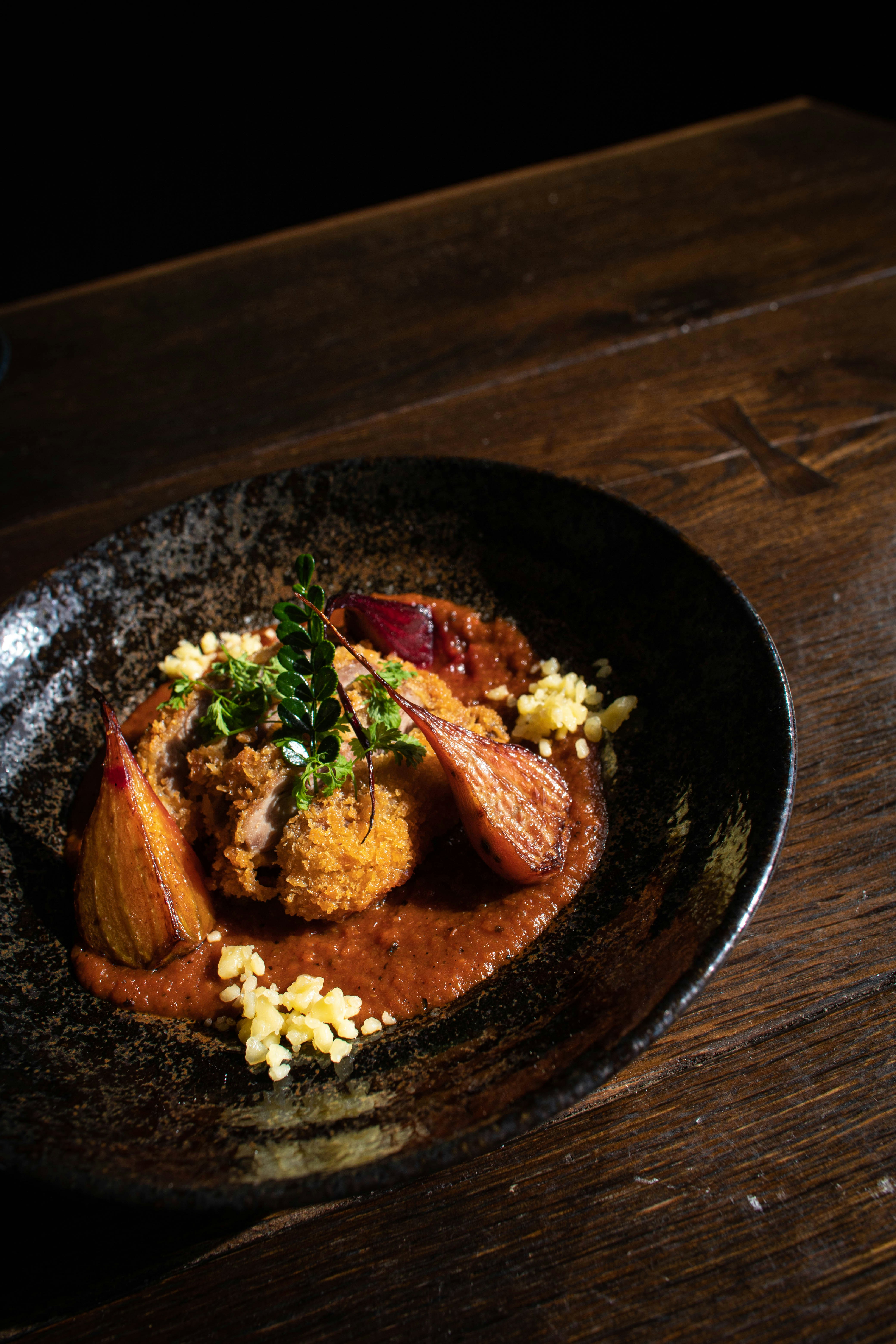 Ein Teller mit Essen auf einem Holztisch