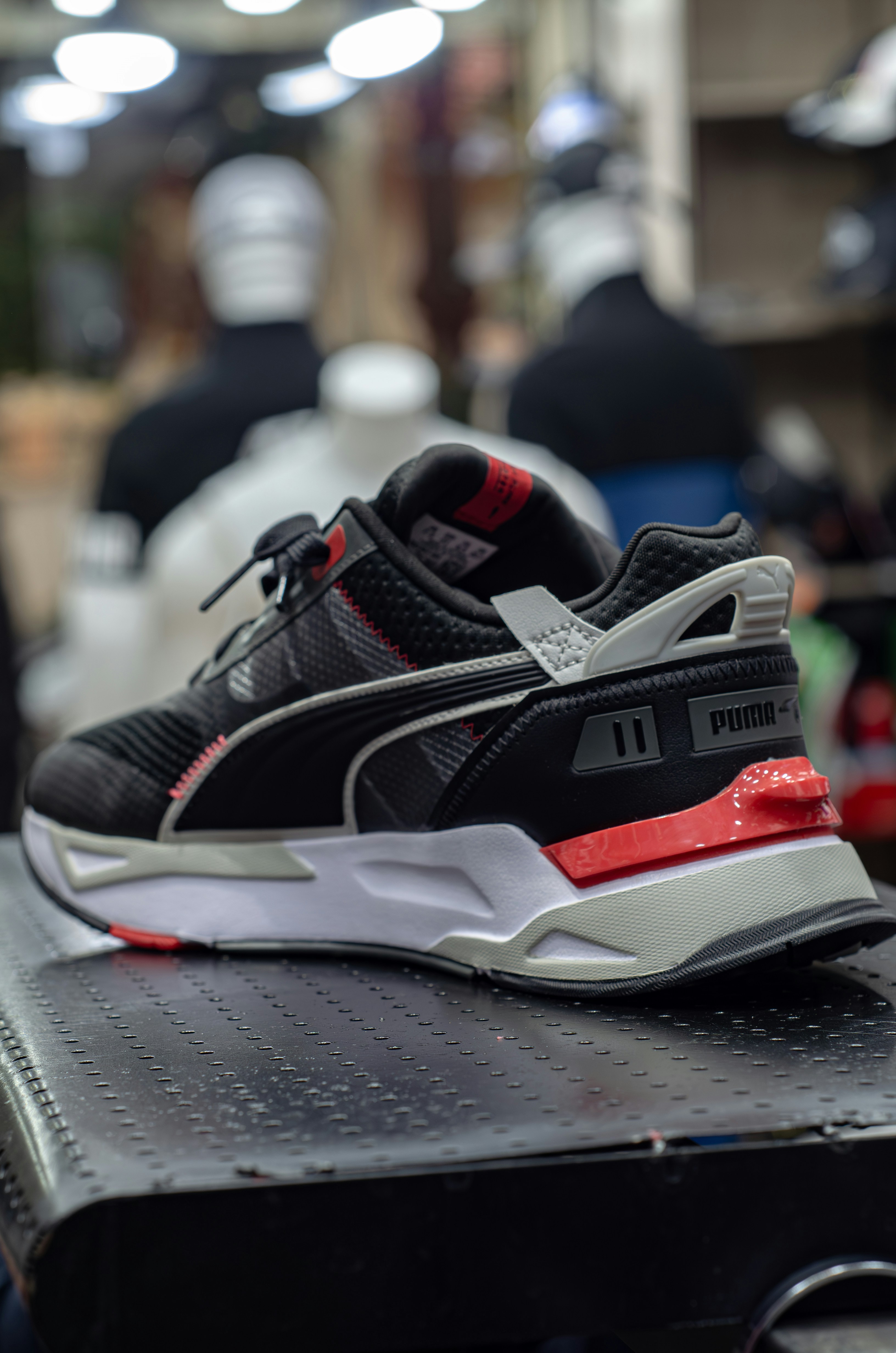 une basket noire et rouge sur une table