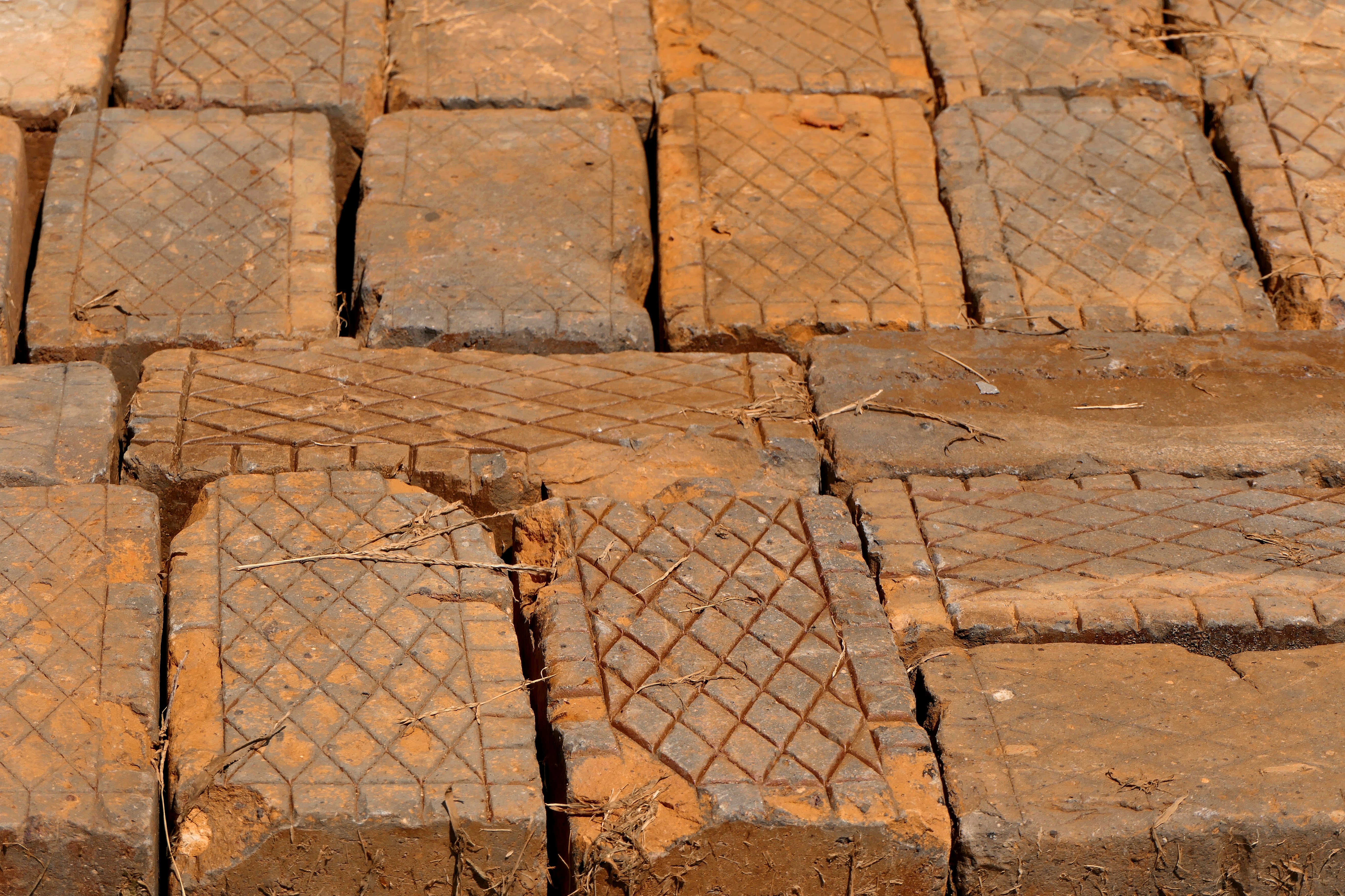 a bunch of bricks that are laying on the ground