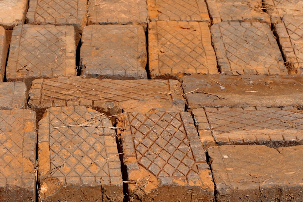 a bunch of bricks that are laying on the ground