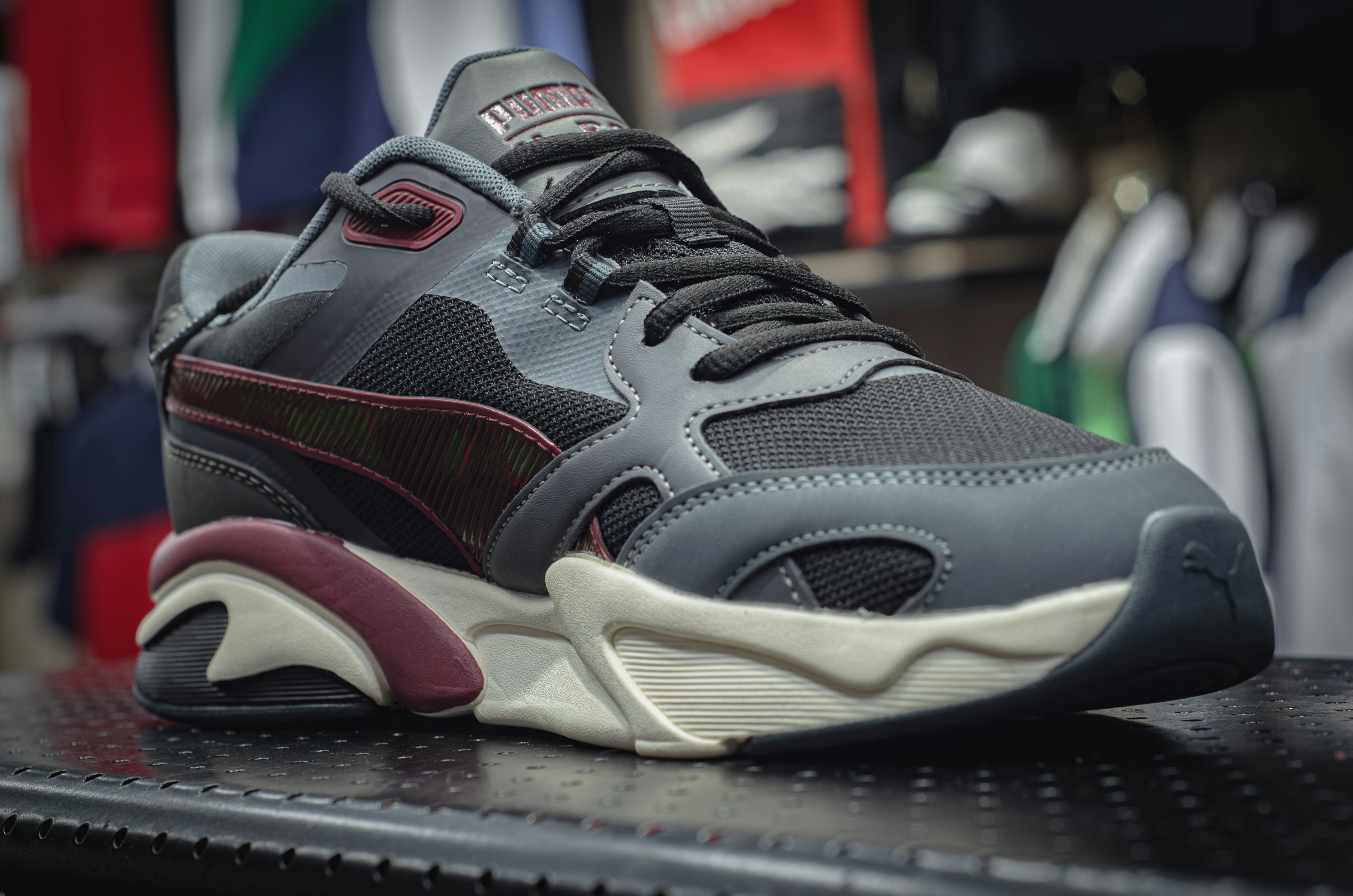 un gros plan d’une chaussure sur une étagère