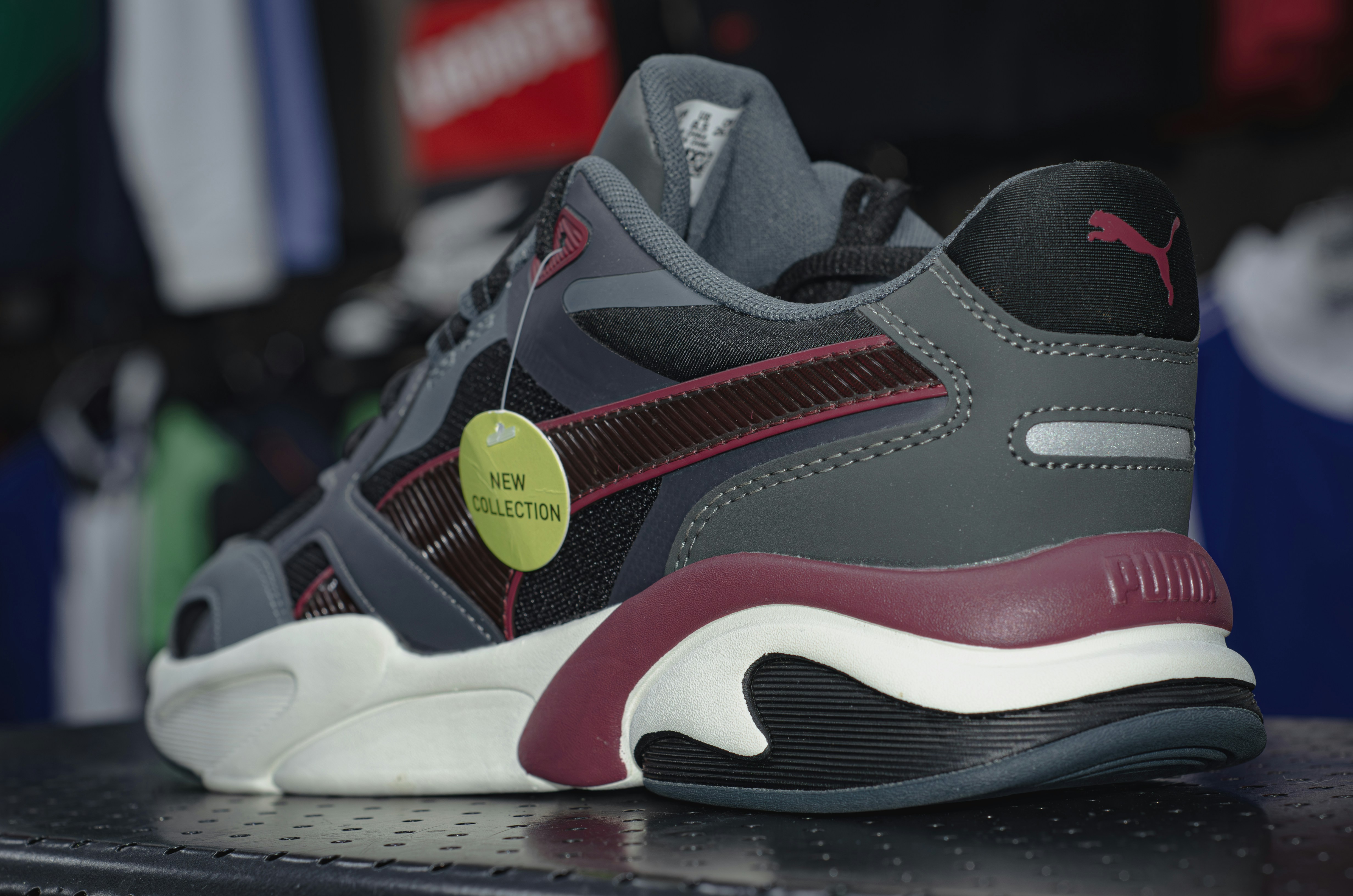 un gros plan d’une chaussure sur une étagère