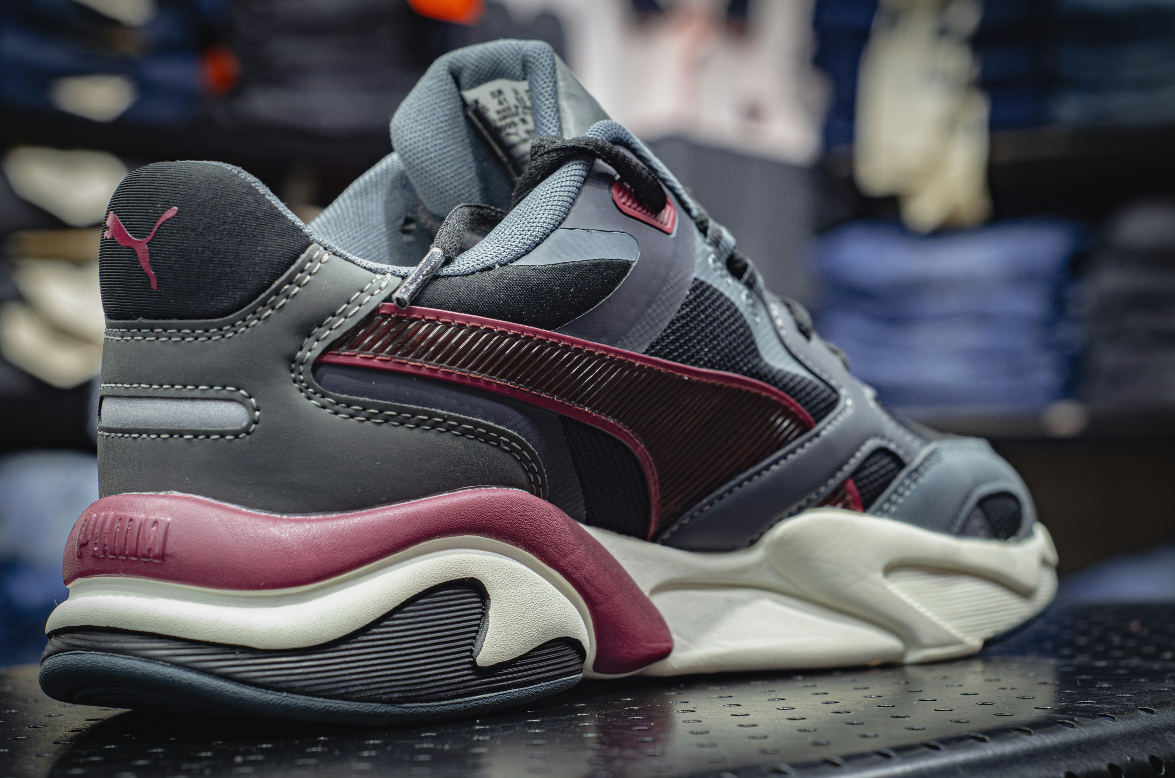 un gros plan d’une chaussure sur une table