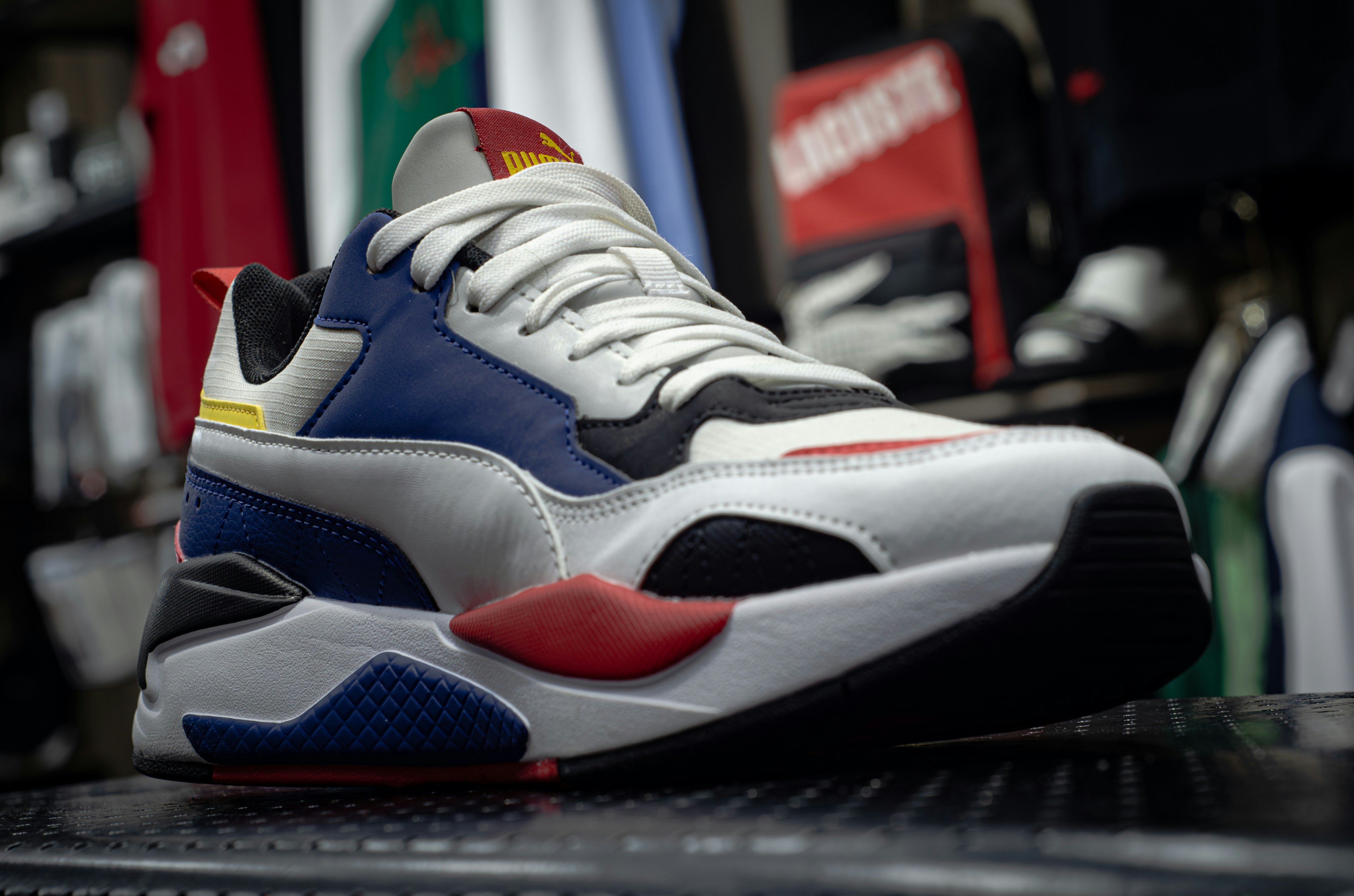 une paire de baskets blanches et bleues sur une étagère