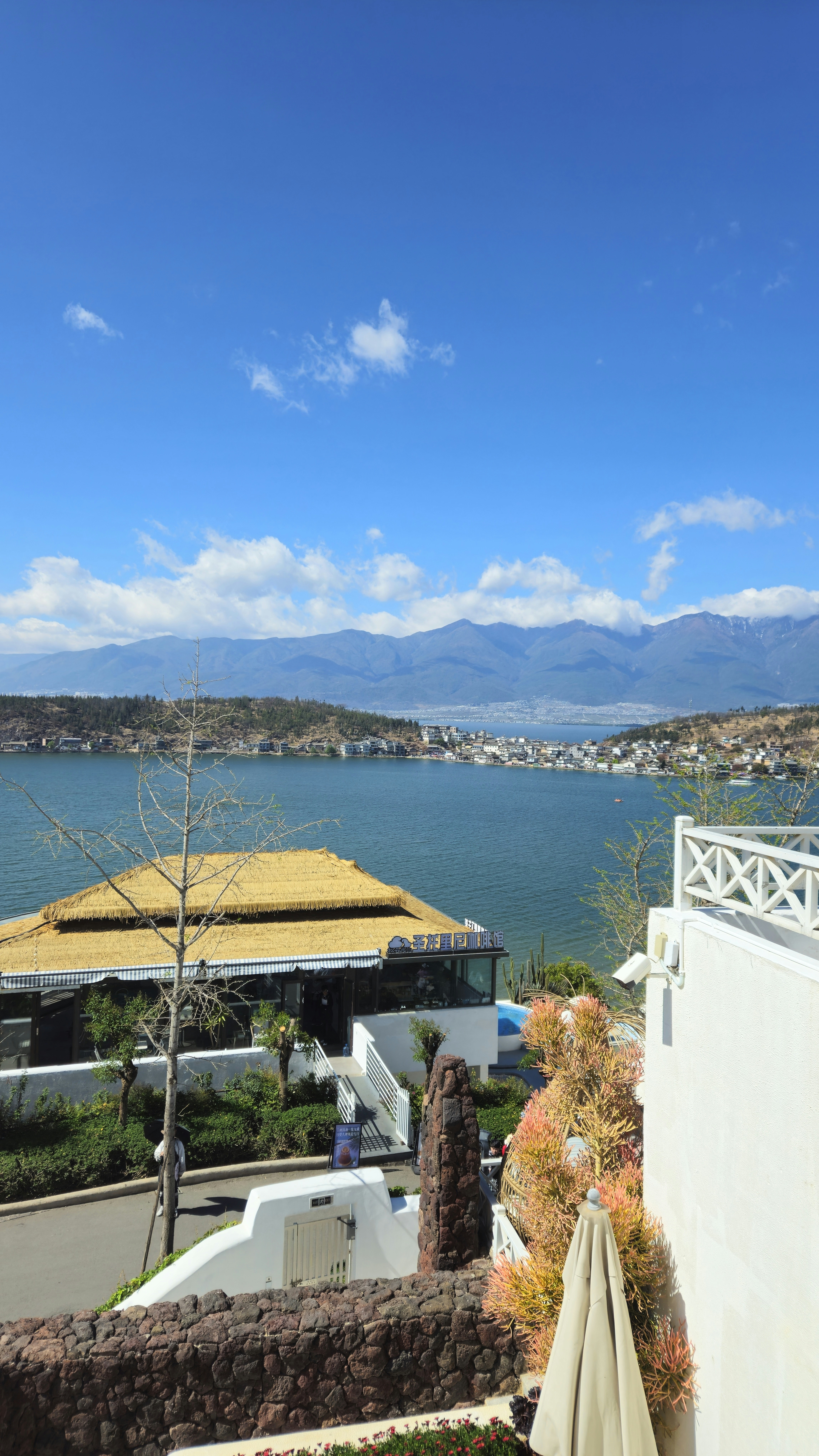 une vue d’un plan d’eau depuis une maison