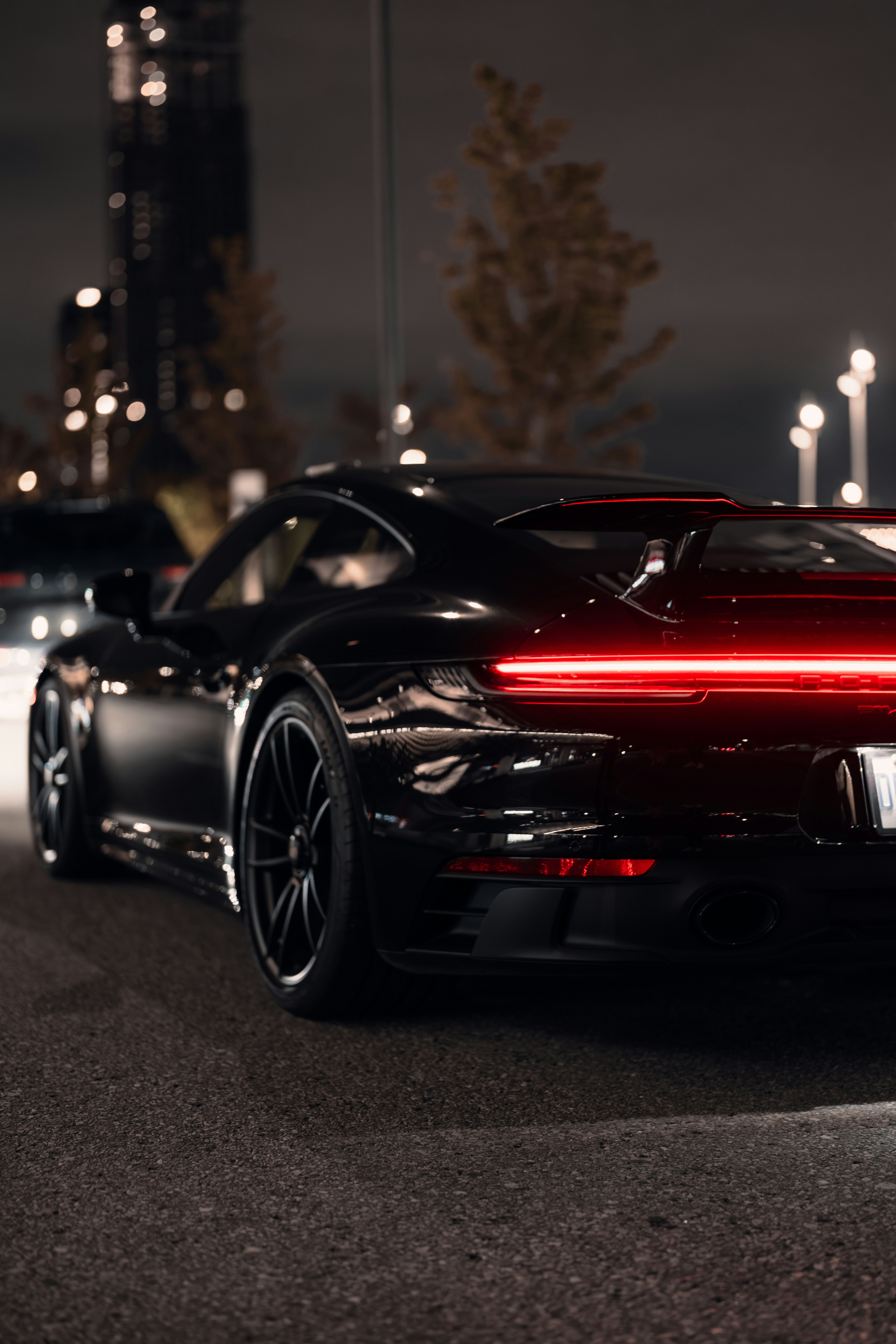 Un coche deportivo negro conduciendo por una calle de noche foto – Imagen  de Porsche gratuita en Unsplash, image size:3000x4500