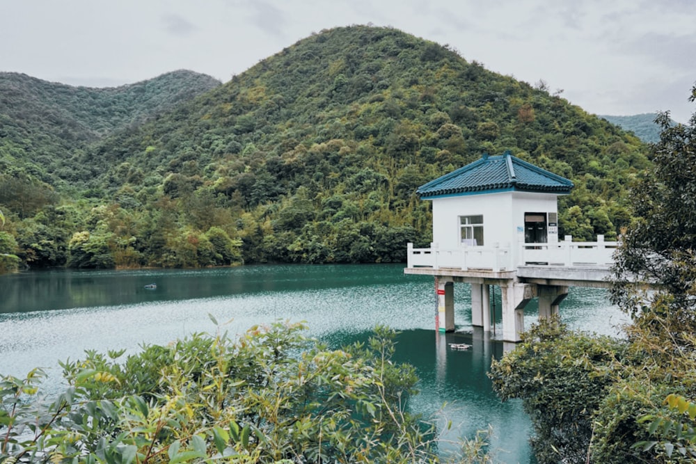 Ein weißes Haus, das auf einem See sitzt